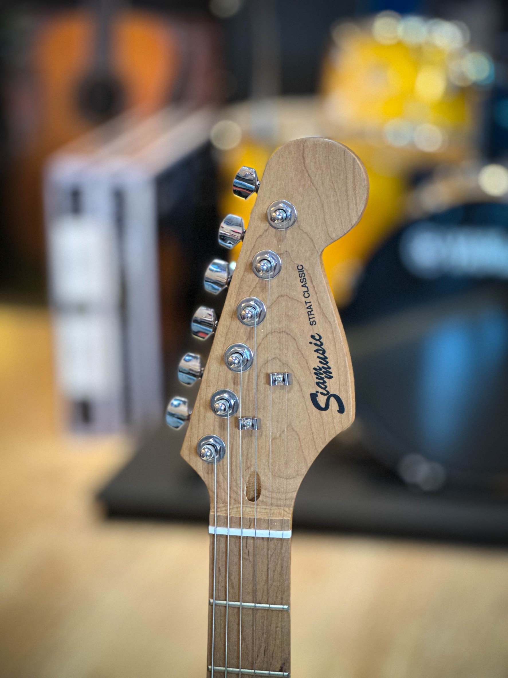 Siam music กีต้าร์ไฟฟ้า รุ่น SM-02R HSS (คอเผา) กีตาร์ไฟฟ้า สีขาว แถมฟรี กระเป๋า/สายแจ็ค/ปิ๊ก2อัน