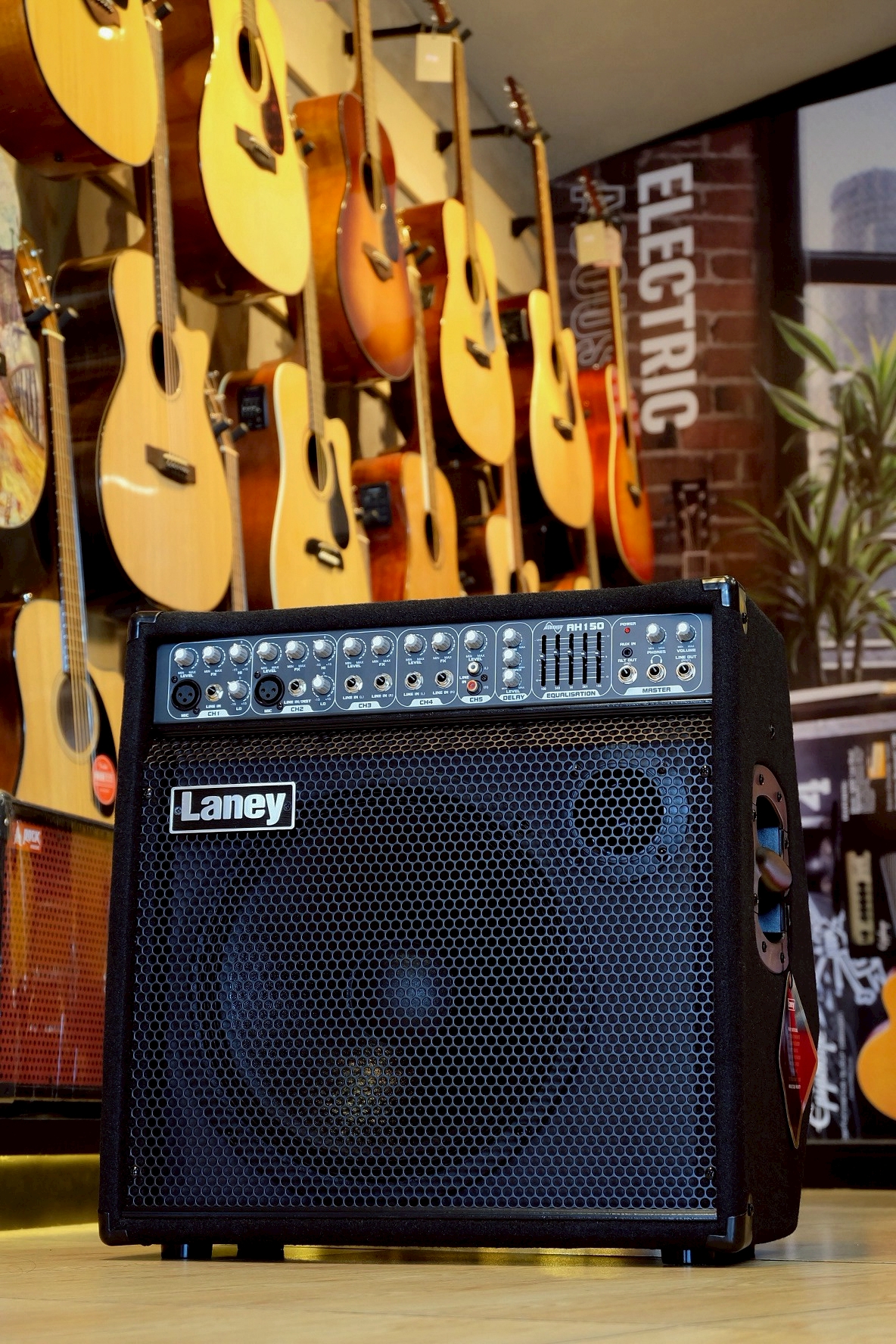 แอมป์เอนกประสงค์ Laney AH150 ขนาด 150 วัตต์ ดอกลำโพง12 นิ้ว