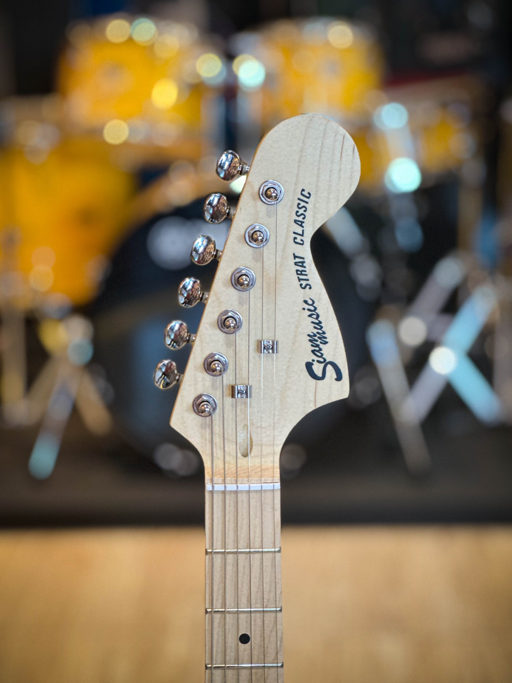 กีต้าร์ไฟฟ้า Siam music SM-02-F คอขาว สีซันเบิร์ส ปิ๊กอัพ HSS พร้อมเซต ตู้แอมป์ DE-20 ฟรี กระเป๋า สายแจ็ค ปิ๊ก2อัน