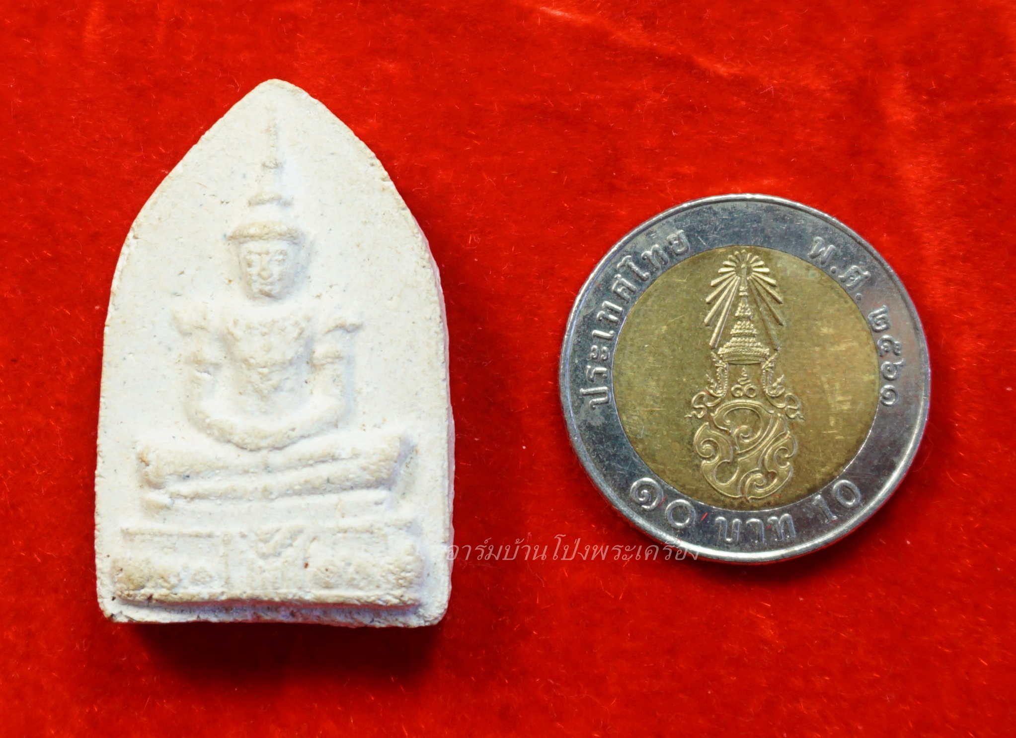 พระแก้วมรกต วัดบ้านโป่ง ปี๒๕๐๙ พิมพ์ใหญ่ เนื้อขาว ด้านหลังในหลวงพระราชินี(องค์ที่3)