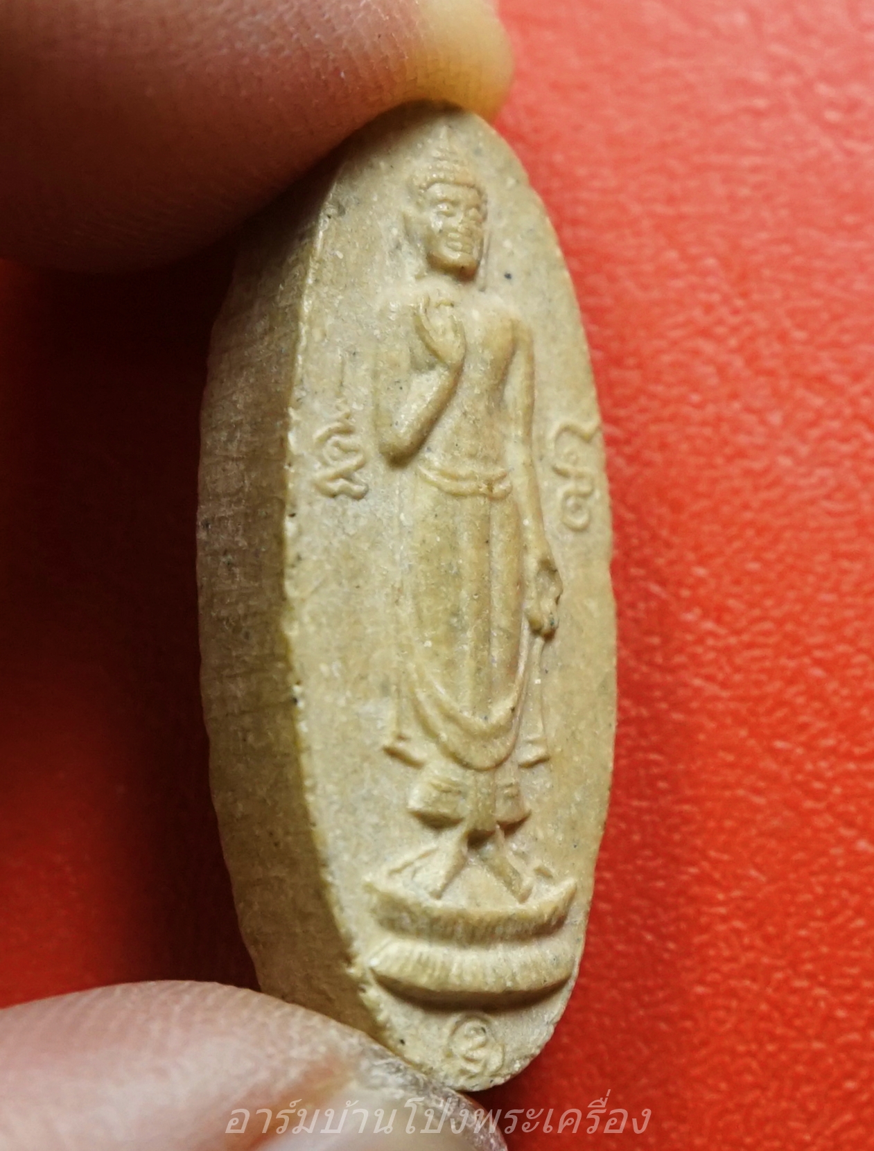 พระประทานพร หลังตราแผ่นดิน แจกให้กับเจ้าหน้าที่ทหาร ตำรวจ ที่ปฏิบัติหน้าที่อยู่ในสามจังหวัดชายแดนภาคใต้ เนื้อผง(องค์ที่1)