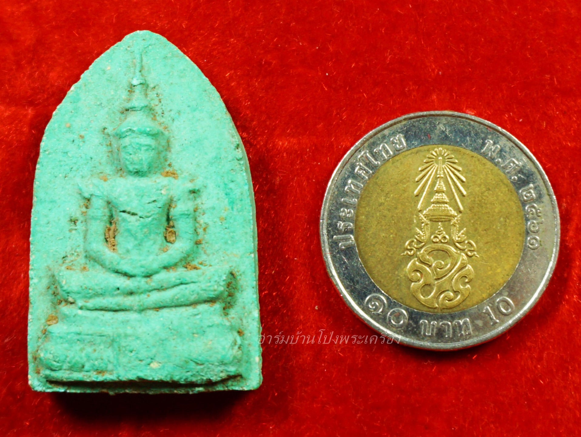 พระแก้วมรกต วัดบ้านโป่ง ปี๒๕๐๙ พิมพ์ใหญ่ เนื้อเขียว ด้านหลังในหลวงพระราชินี(องค์ที่12)