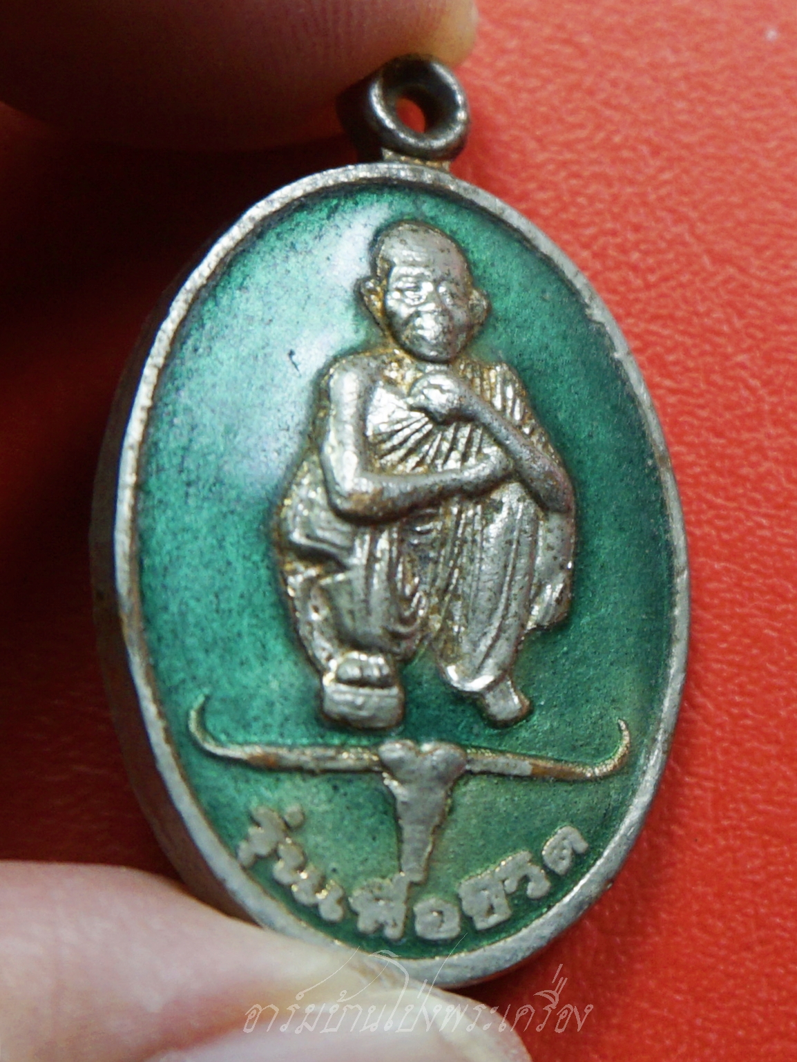 หลวงพ่อคูณ วัดบ้านไร่ รุ่นเพื่อชีวิต ปี๒๕๓๙ เนื้อกะไหล่ทองลงยาสีเขียว จัดสร้างโดยวงคาราบาว ด้านหลังตอกโค๊ต"จ"(องค์ที่5)