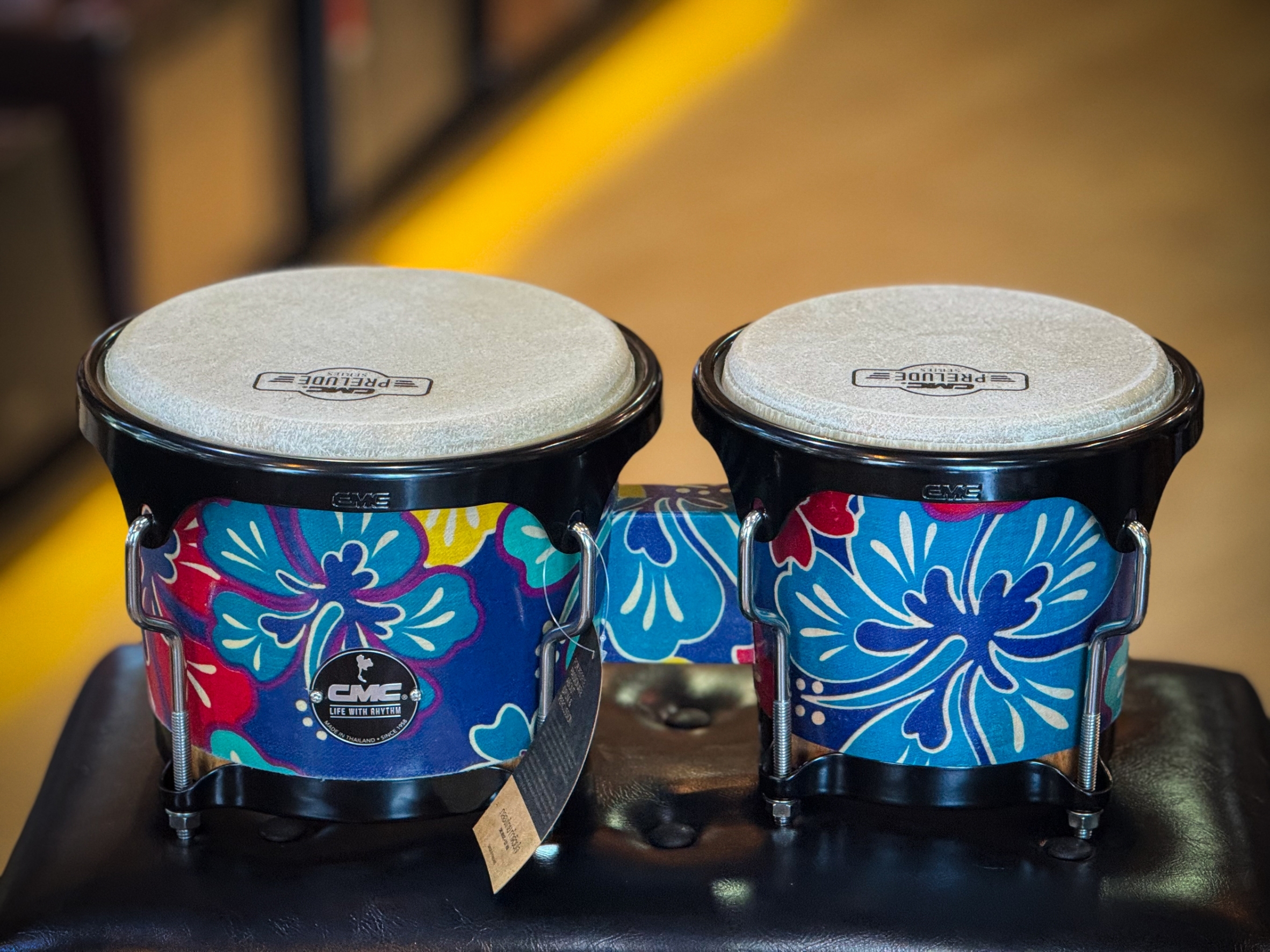 กลองบองโก้ CMC CM404 ลายดอกฟ้า 072 อะไหล่ดำ พร้อมขาตั้ง