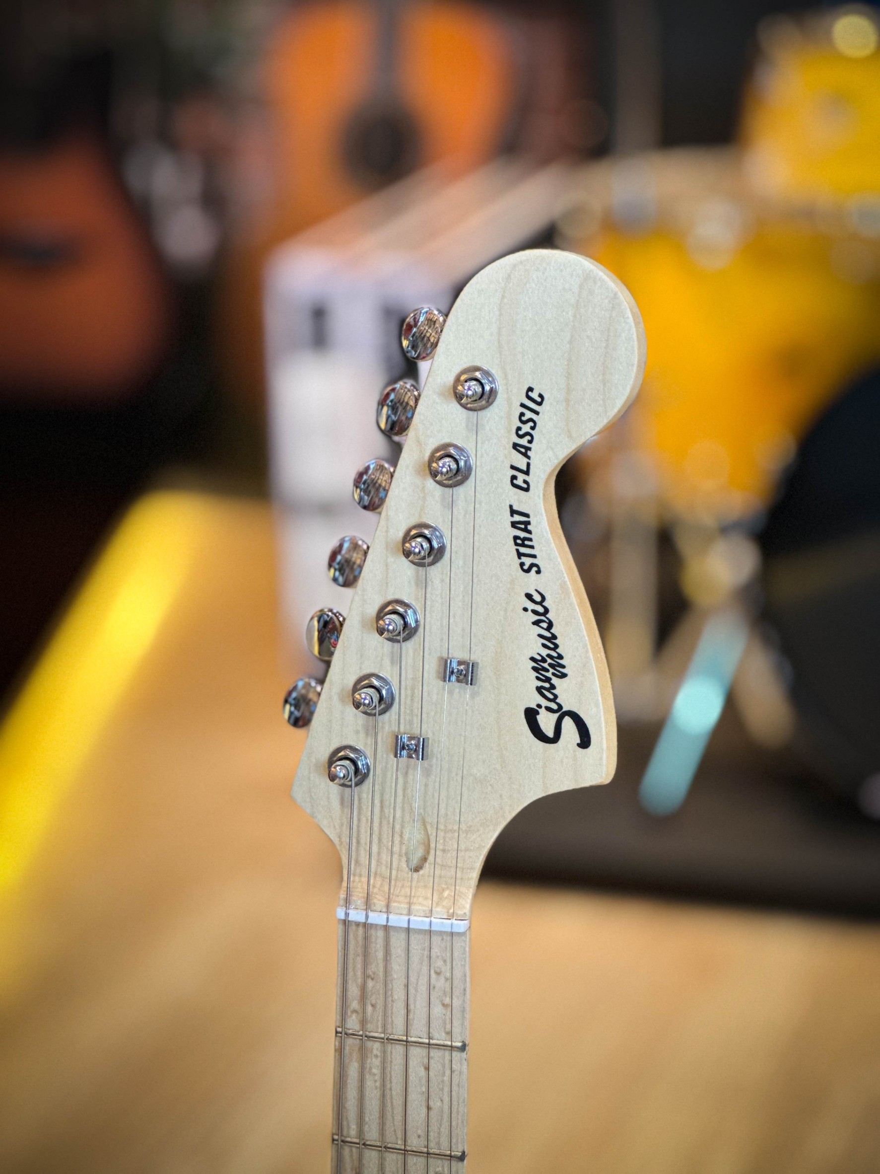 Siam music กีต้าร์ไฟฟ้า ST-111 คอขาว ปิ๊ักอัพ SSS (สีเขียว) ฟรี สายแจ็ค ปิ๊ก2 คันโยก ประแจ เพิ่ม GA-10