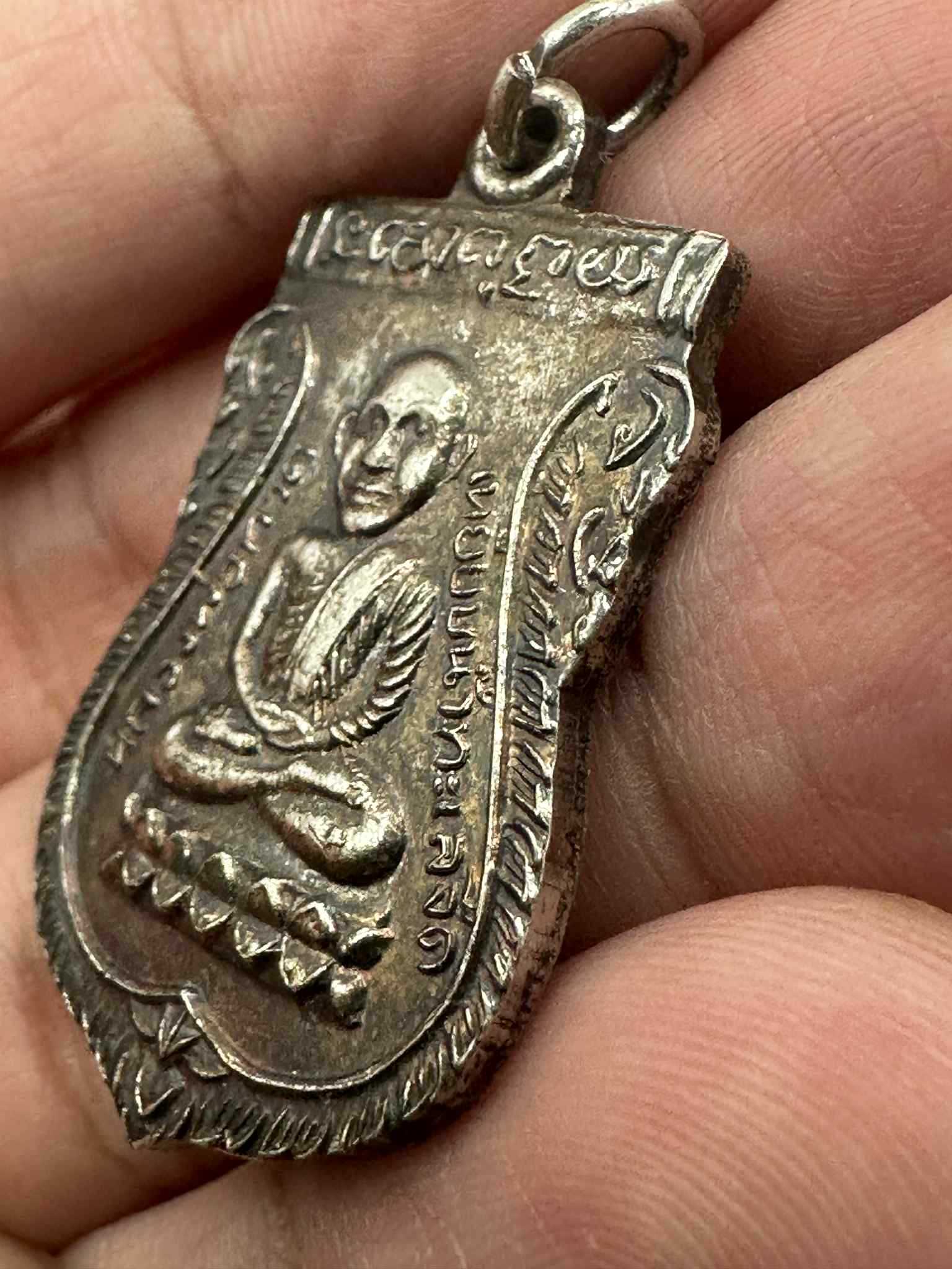 32.เหรียญทองแดงรมดำ เหรียญเลื่อนสมณศักดิ์ รุ่น 2 ปี36 วัดช้างให้บล็อค กนกขีด หลังพัดยศ