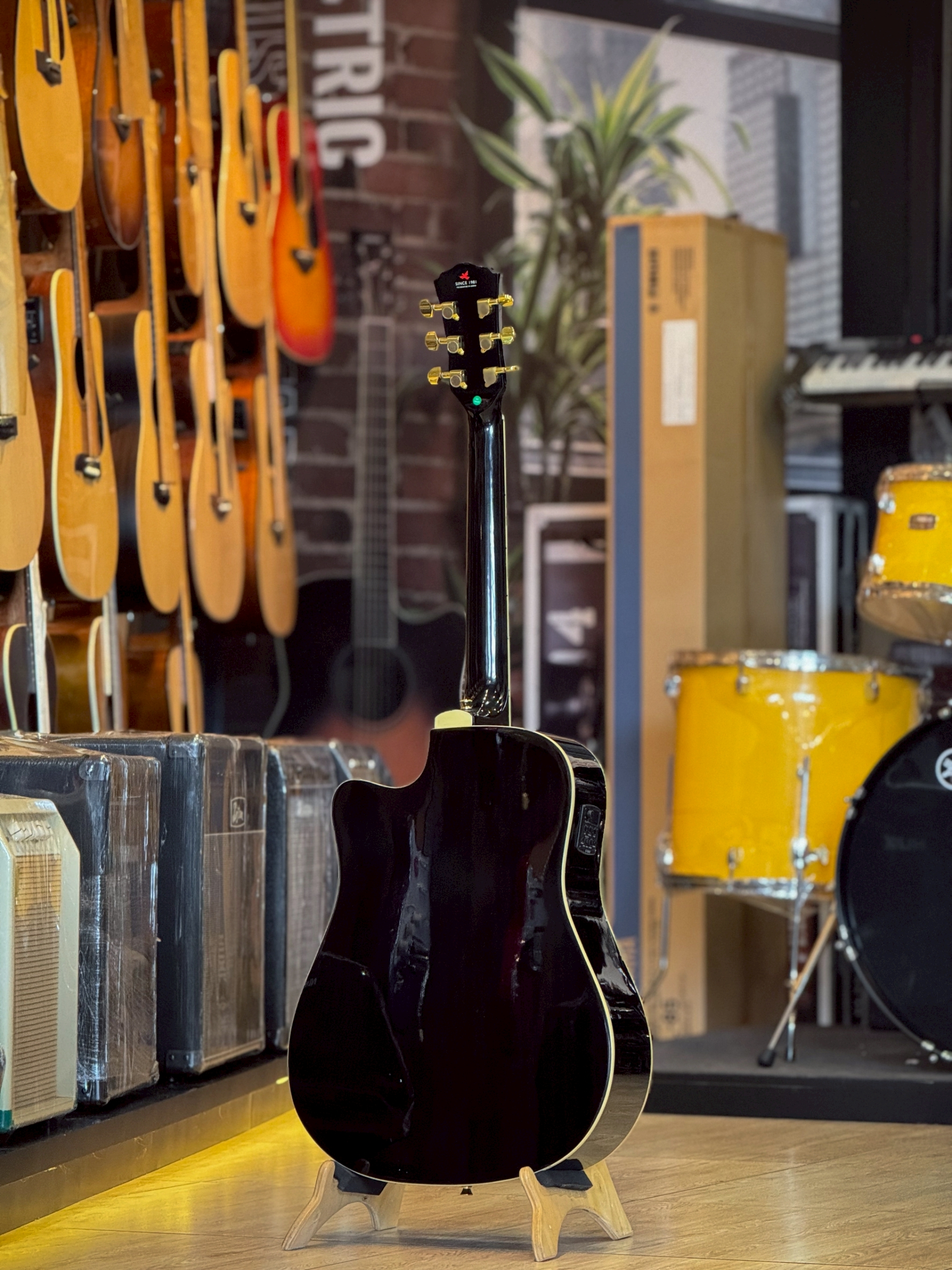 กีตาร์โปร่งไฟฟ้า Carabao คาราบาว 40 ปี 40CG-BLK/C คอเว้า ภาคไฟฟ้า GT-4 พร้อม ปิ๊ก4อัน/ประแจ/คู่มือ/กระเป๋า