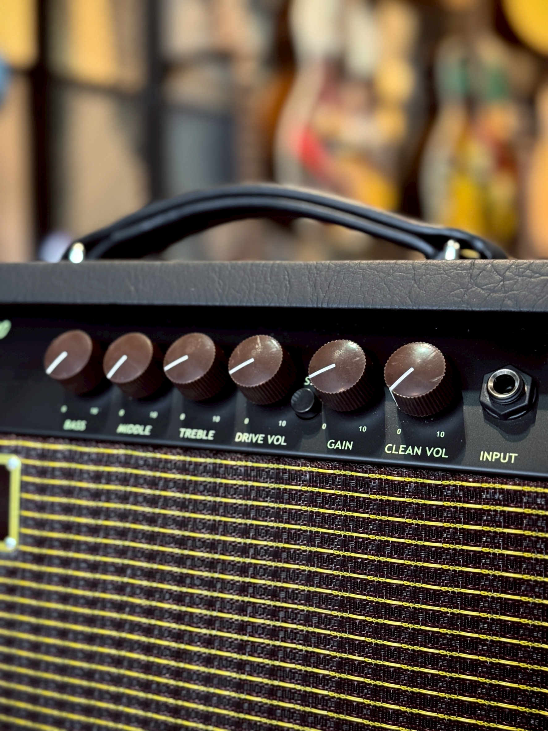 แอมป์กีต้าร์ Hibilly Retro20 Solid State BK ขนาด 20 วัตต์ สามารถคุมเสียงหรือสร้างเสียงที่หลากหลายและมีคุณภาพสูงได้อย่างดีเยี่ยม