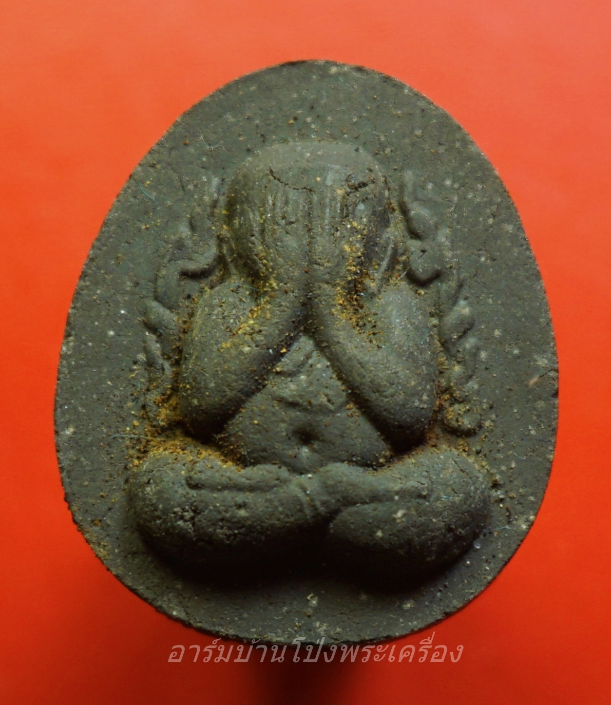 หลวงพ่อกุหลาบ วัดไทรอารีรักษ์ ปิดตา มหาลาภ กนกข้าง รุ่นเงินล้าน ปี๔๖ เนื้อผงสีดำ(องค์ที่1)