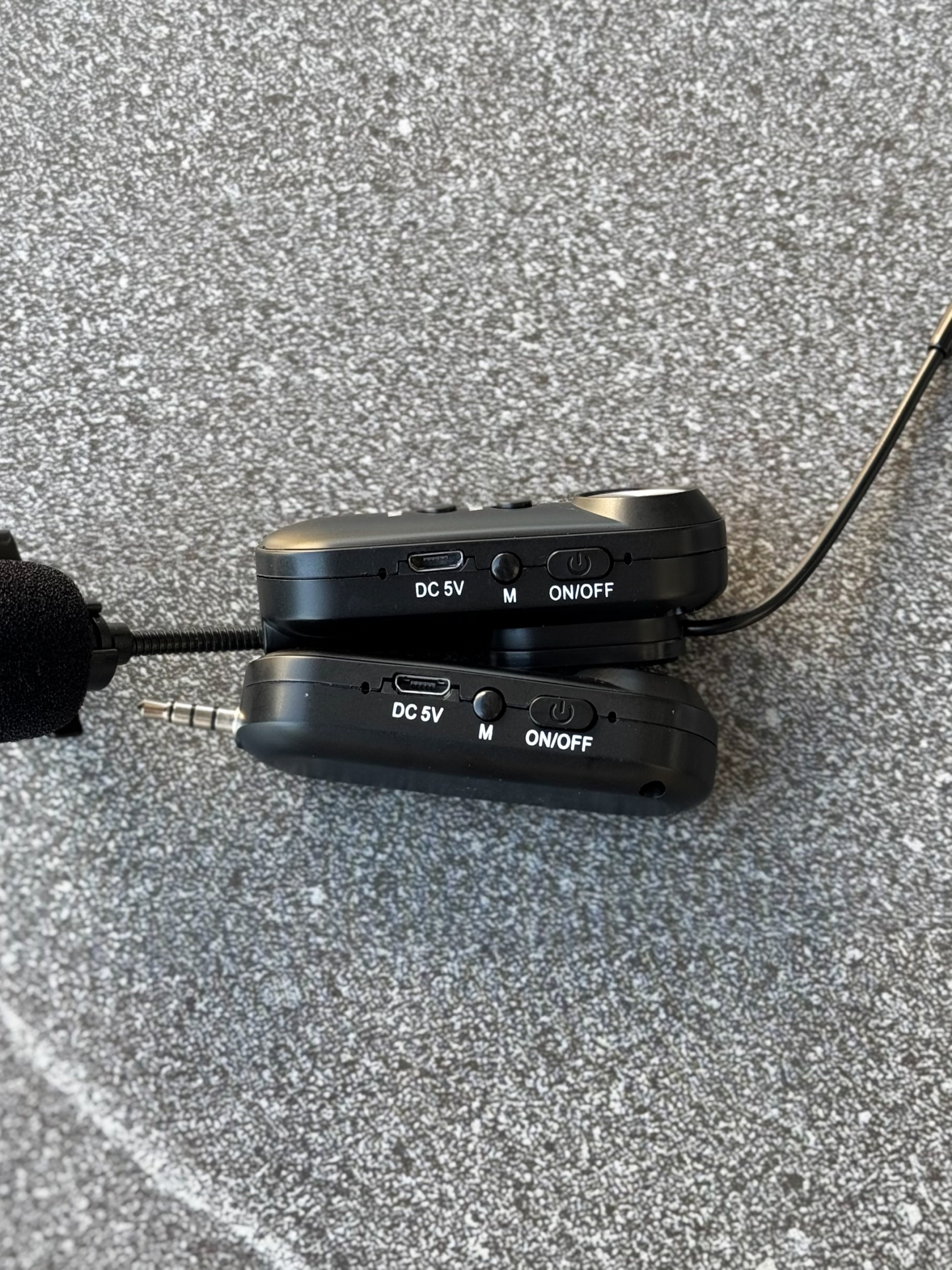 ไมค์ไร้สาย สำหรับไลฟ์สด สมาร์ทโฟน/กล้อง ตัดสียงรบกวน ไมค์หนีบปกเสื้อ เหมาะสำหรับงานวิดิโอ รับเสียงได้ดี