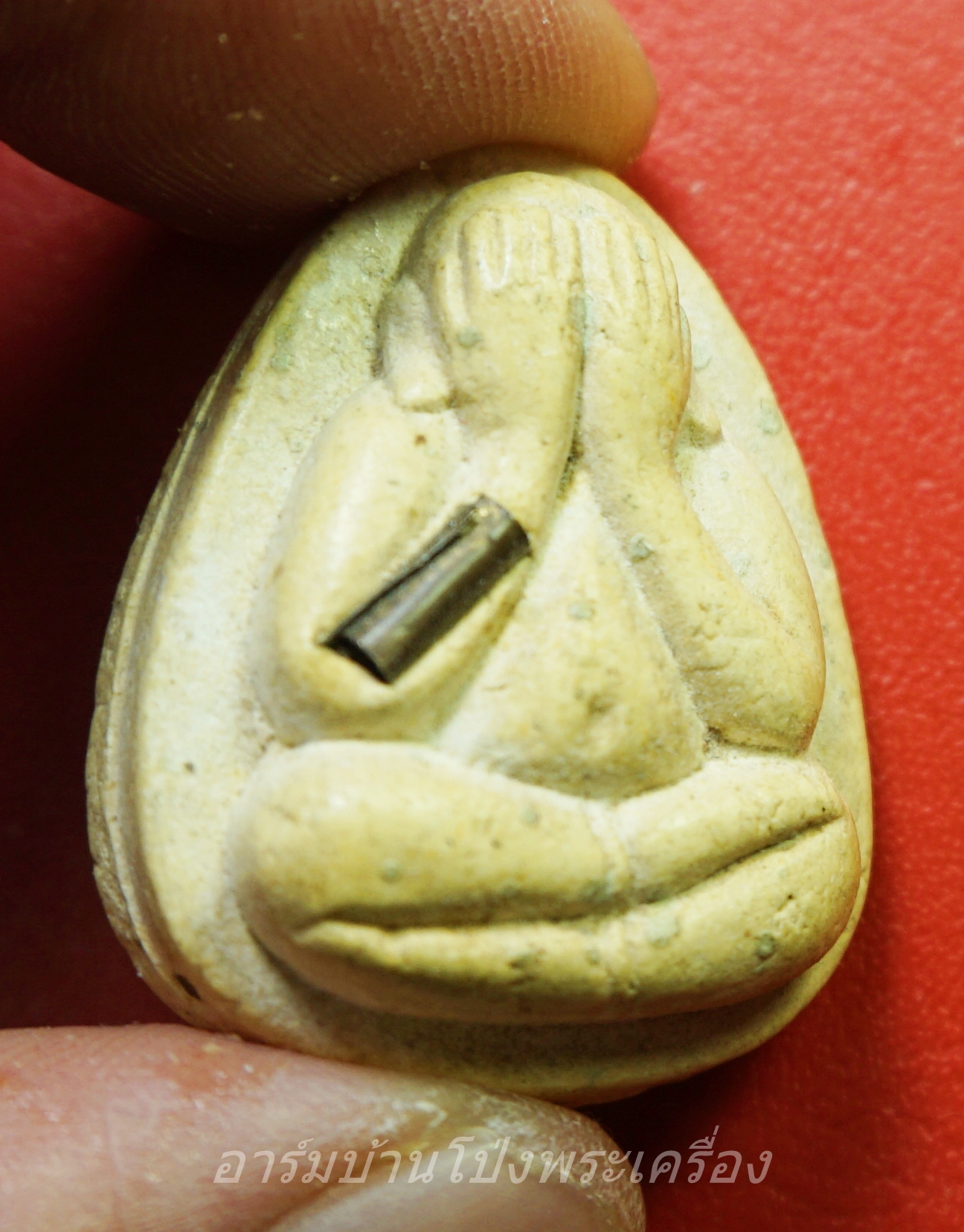 หลวงพ่อคูณ วัดบ้านไร่ ปิดตารุ่นปลดหนี้ ปี๒๕๓๙ ตะกรุดแขนขวา เนื้อผงสีขาว(องค์ที่1)