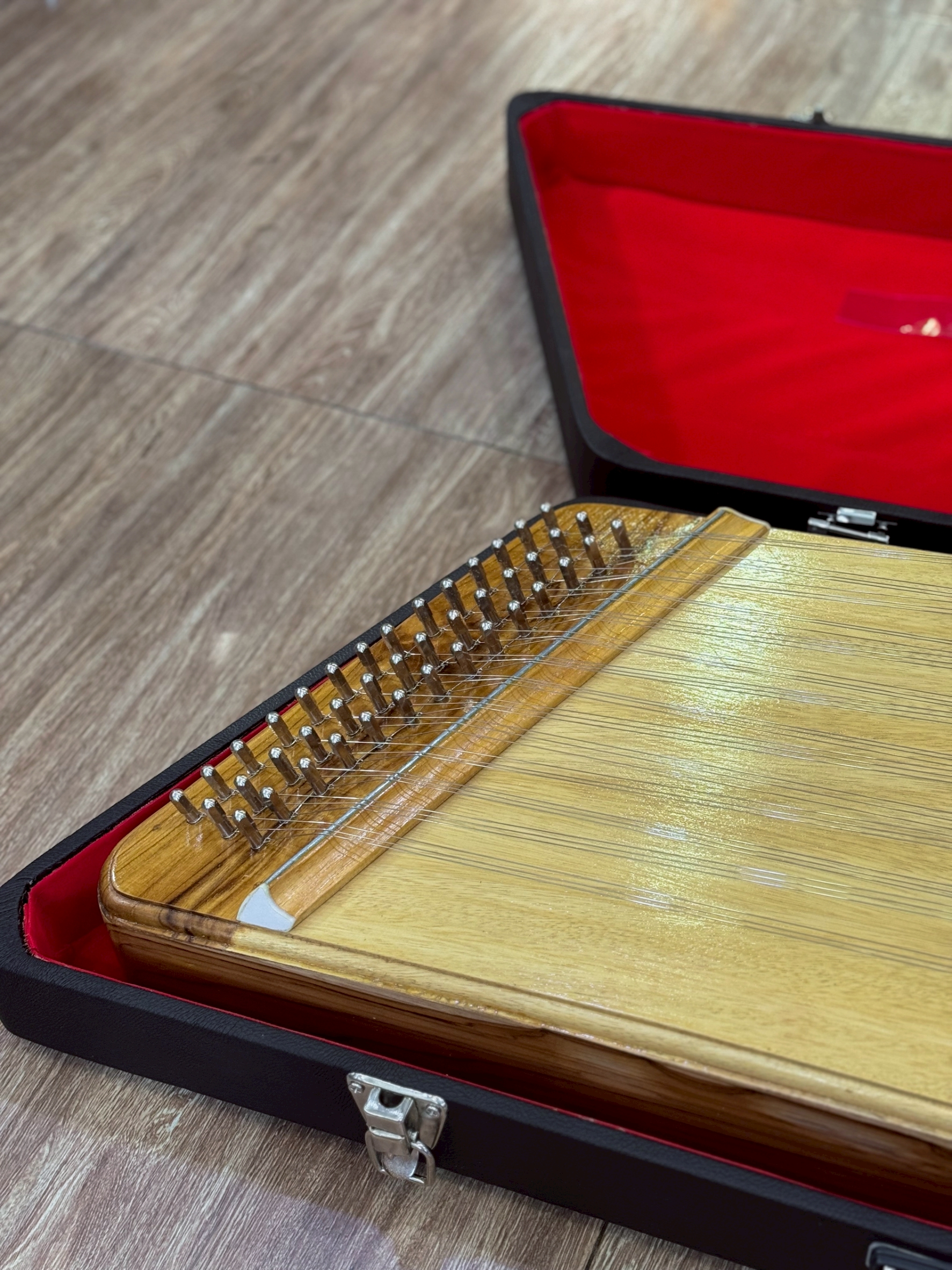 ขิมคางหมูไม้สักทอง โชว์ลายไม้ ขิมพร้อมส่ง ขิมคางหมู ไม้สักทอง ให้เสียงนุ่มหวาน พร้อมอุปกรณ์