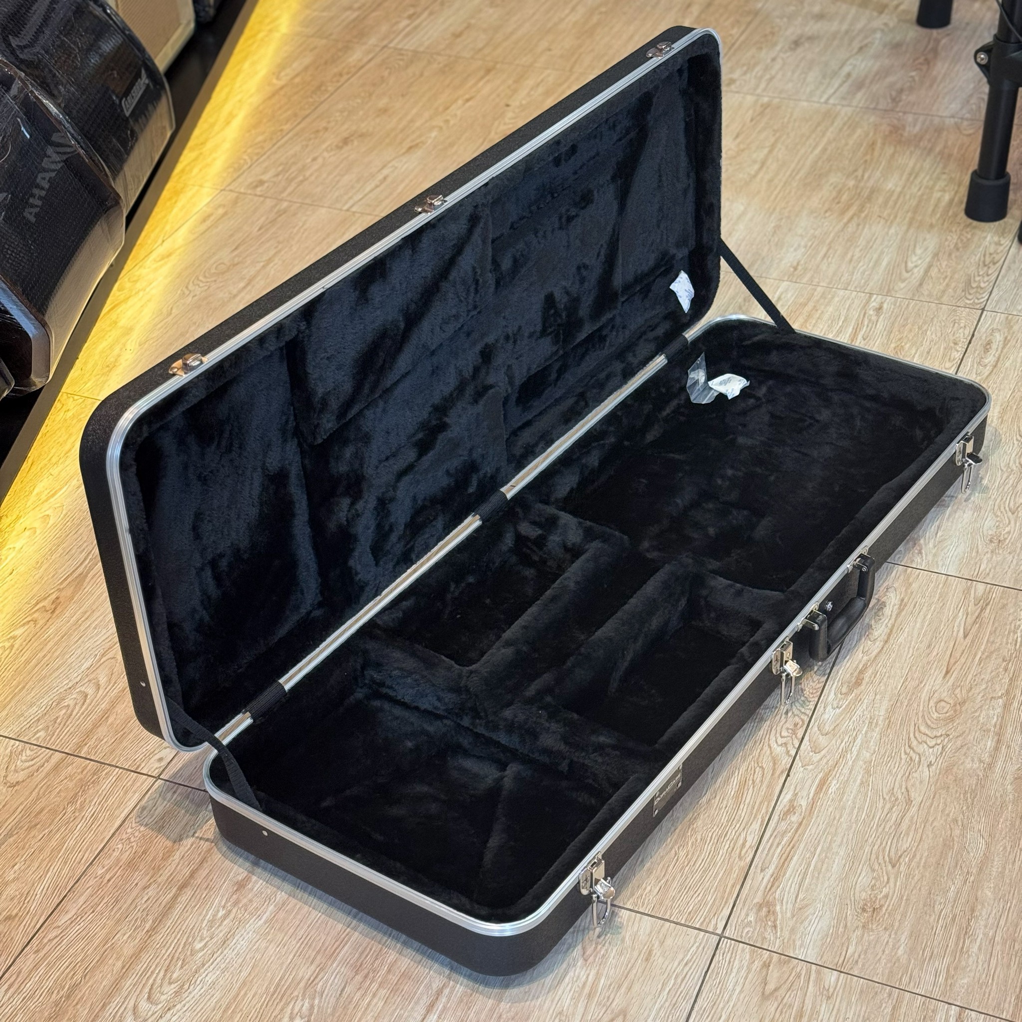 Duracase Hard case ฮาร์ดเคสกีตาร์ไฟฟ้า ลายคาร์บอน ตัวล็อคแข็งแีง ด้านในบุกำมะหยี่-พรมดำ