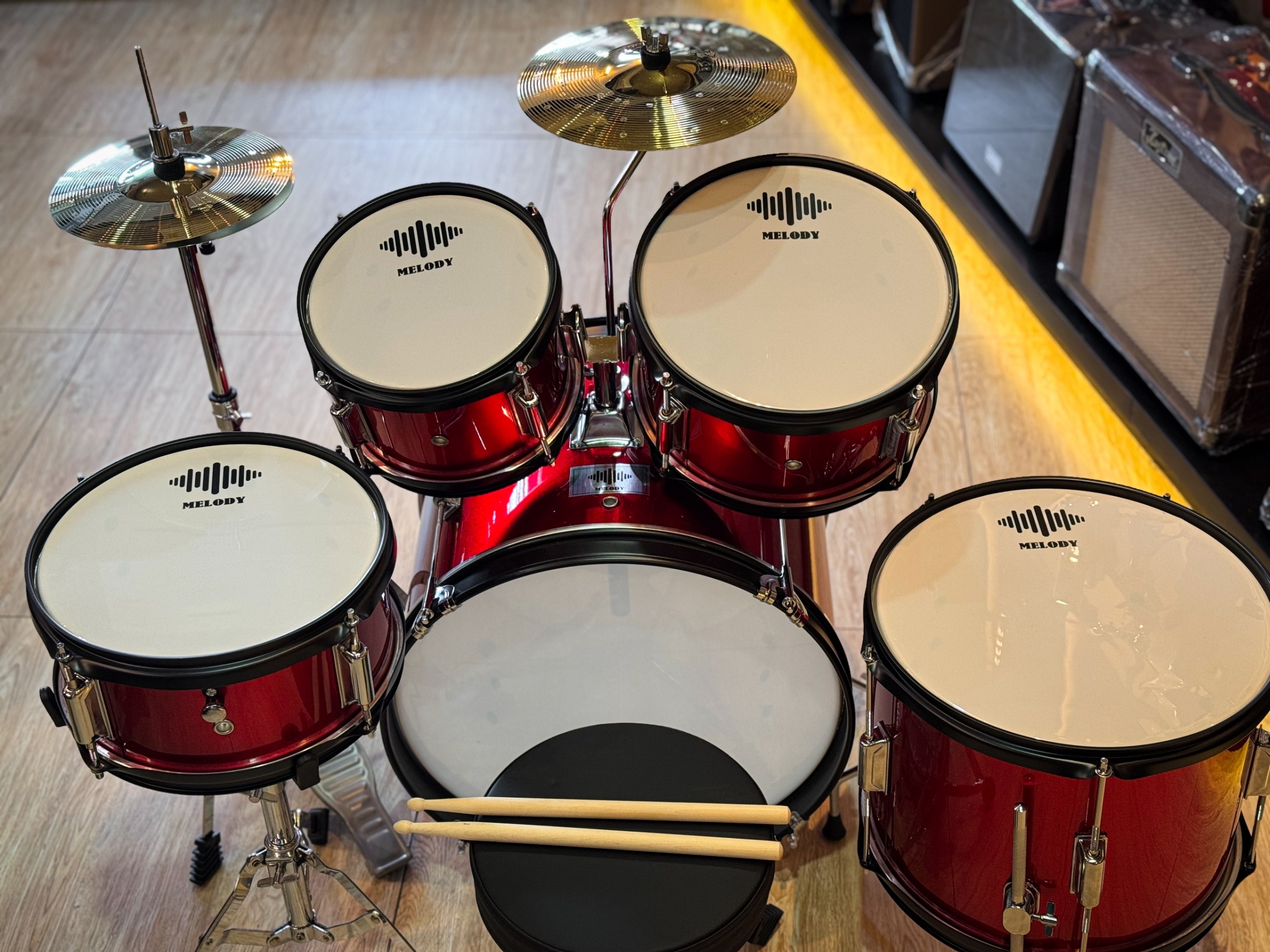 กลองชุดเด็ก MELODY สีแดง กลองชุด 5 ใบ พร้อมอุปกรณ์ครบชุด ขอบโครเมียม แถมฟรี เก้าอี้กลอง+ไม้กลอง!!