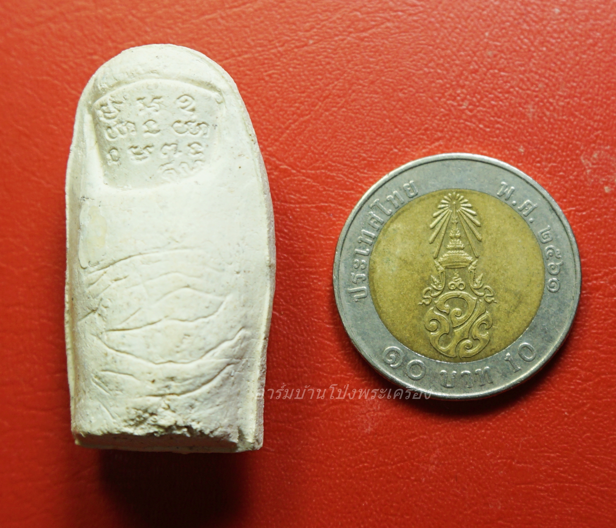 หลวงพ่อคูณ วัดบ้านไร่ นิ้วโป้งจำลอง ลงอักขระยันต์ ปี๒๕๓๖ เนื้อผง(องค์ที่1)