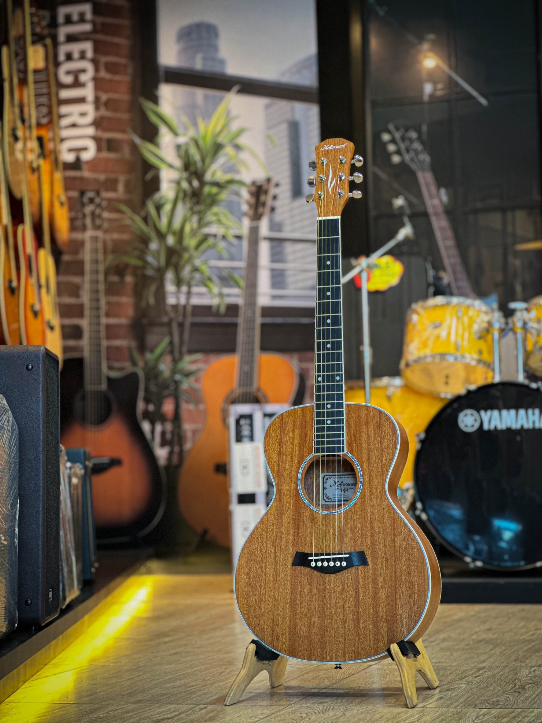 กีตาร์โปร่ง Mclorence รุ่น MC-36 ขนาด 36 นิ้ว ไซส์เล็ก เสียงใสกังวาล ขนาดพกพา พร้อมเซตของแถม FREE !! กระเป๋า