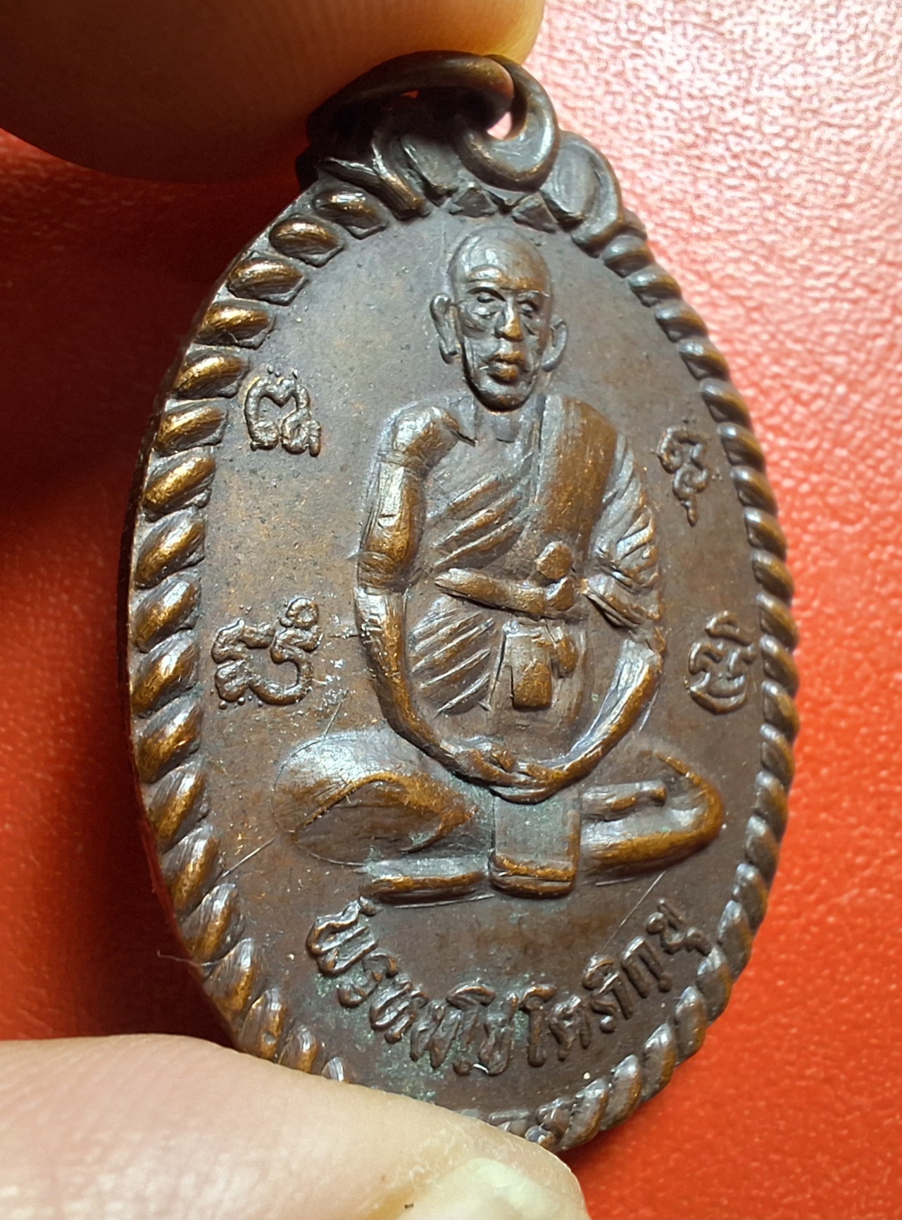 หลวงพ่อถมยา พรหมโชโตภิกขุ วัดถ้ำเขางู ด้านหลังสิงห์ขร รุ่นแรก เนื้อทองแดงรมดำ(องค์ที่2)