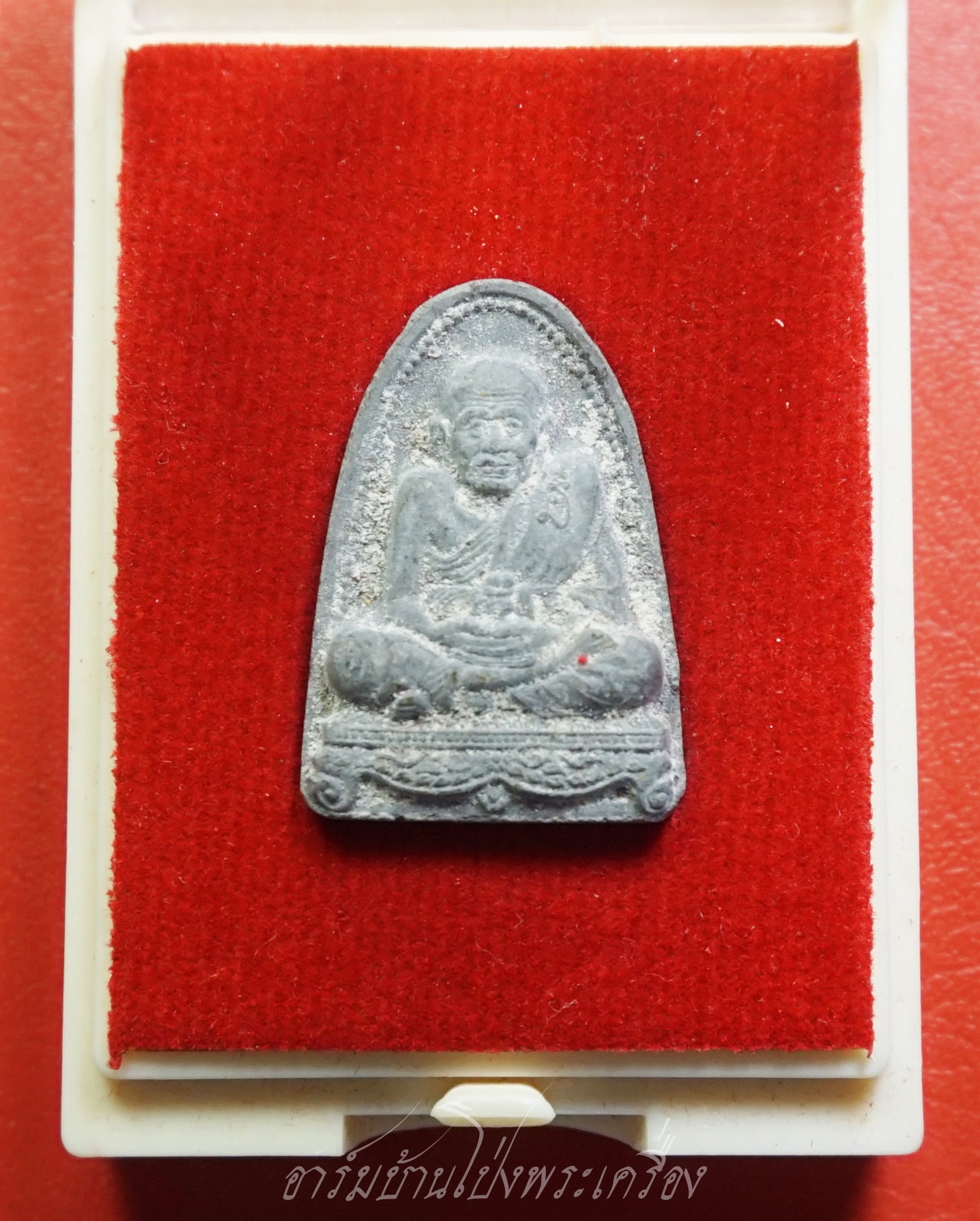 หลวงปู่ทวด รุ่น อยู่รอดปลอดภัย มีทรัพย์เพิ่มพูน หลวงปู่ดิลก ปี๒๕๓๕ เนื้อผงสีดำ(องค์ที่1)