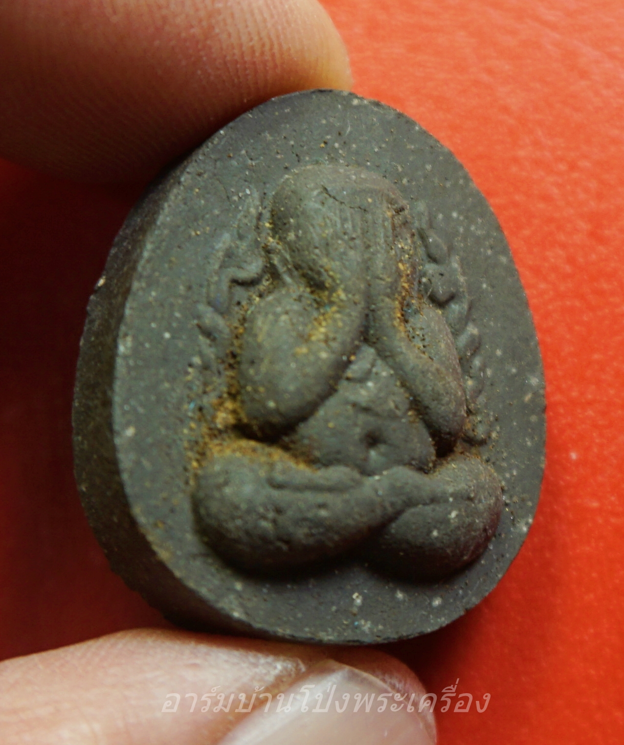 หลวงพ่อกุหลาบ วัดไทรอารีรักษ์ ปิดตา มหาลาภ กนกข้าง รุ่นเงินล้าน ปี๔๖ เนื้อผงสีดำ(องค์ที่1)