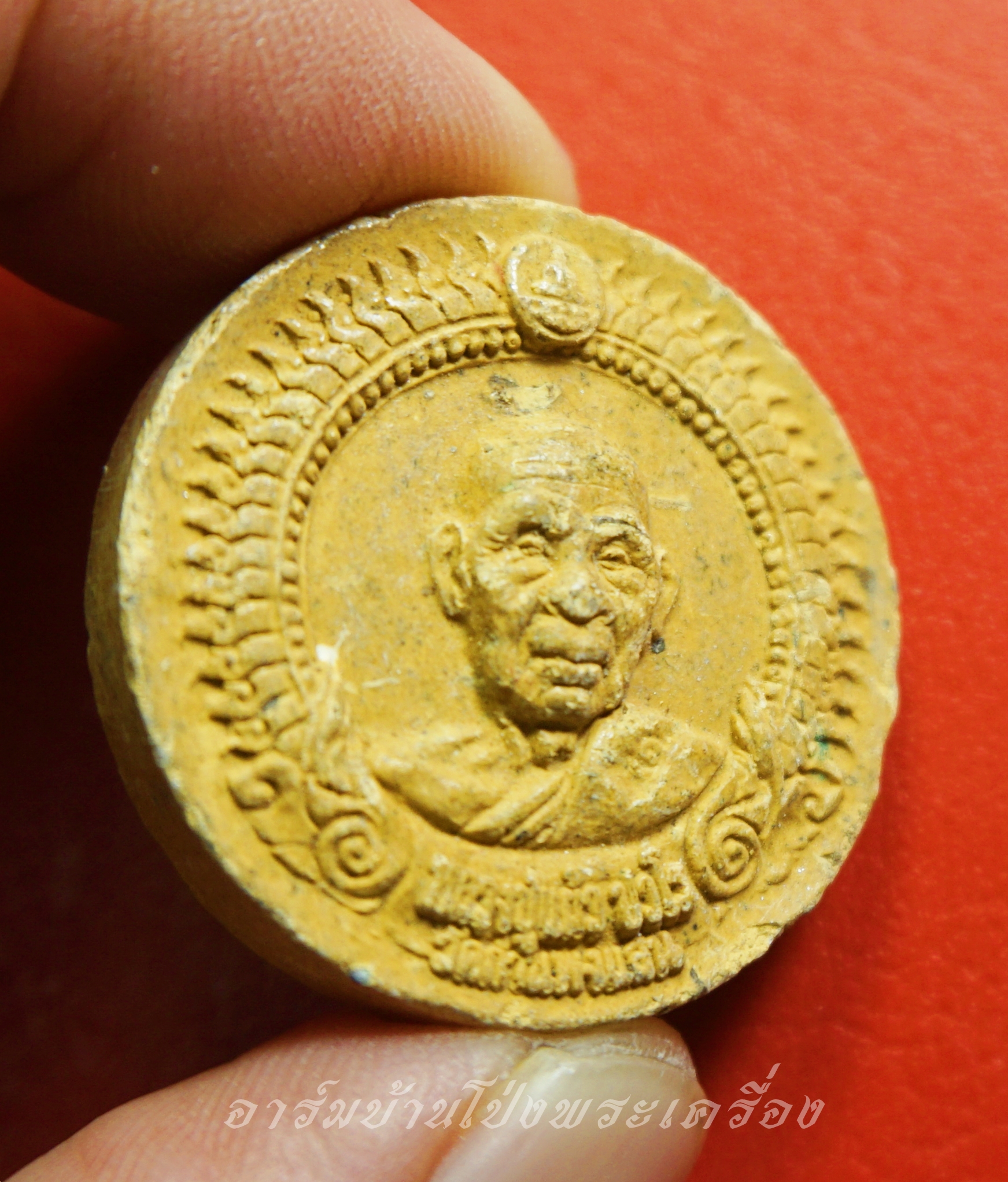 หลวงปู่แผ้ว วัดกำแพงแสน เนื้อผงสีเหลือง(องค์ที่2)