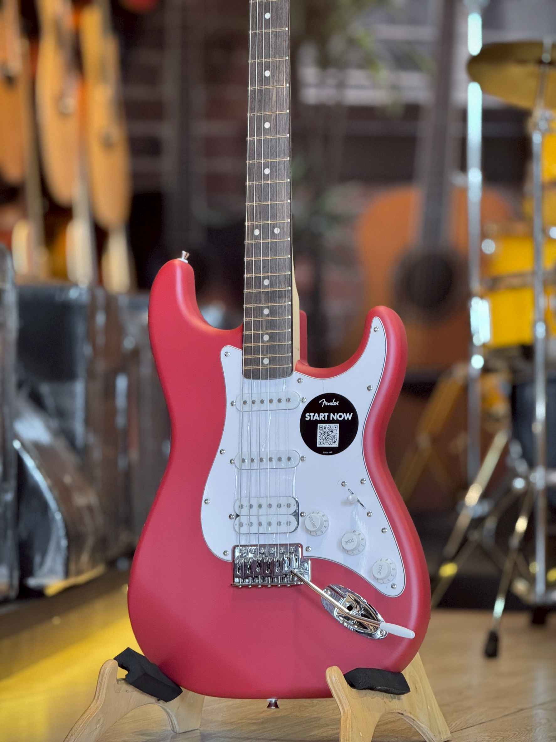 กีตาร์ไฟฟ้า Squier Debut Stratocaster HSS (สี Sea Foam Dreen / Dakota Red ) พร้อม ปิ๊ก คันโยก
