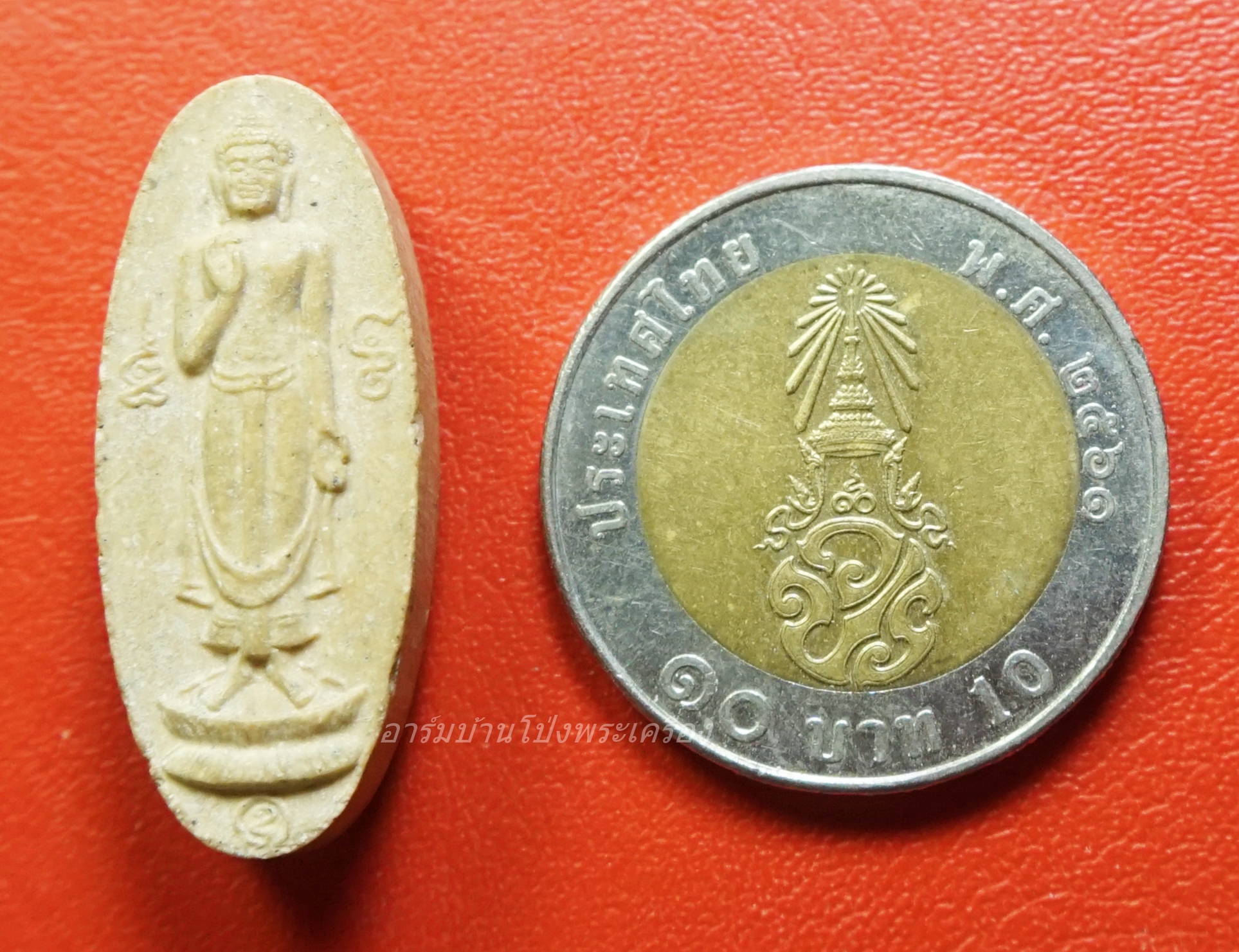 พระประทานพร หลังตราแผ่นดิน แจกให้กับเจ้าหน้าที่ทหาร ตำรวจ ที่ปฏิบัติหน้าที่อยู่ในสามจังหวัดชายแดนภาคใต้ เนื้อผง(องค์ที่1)