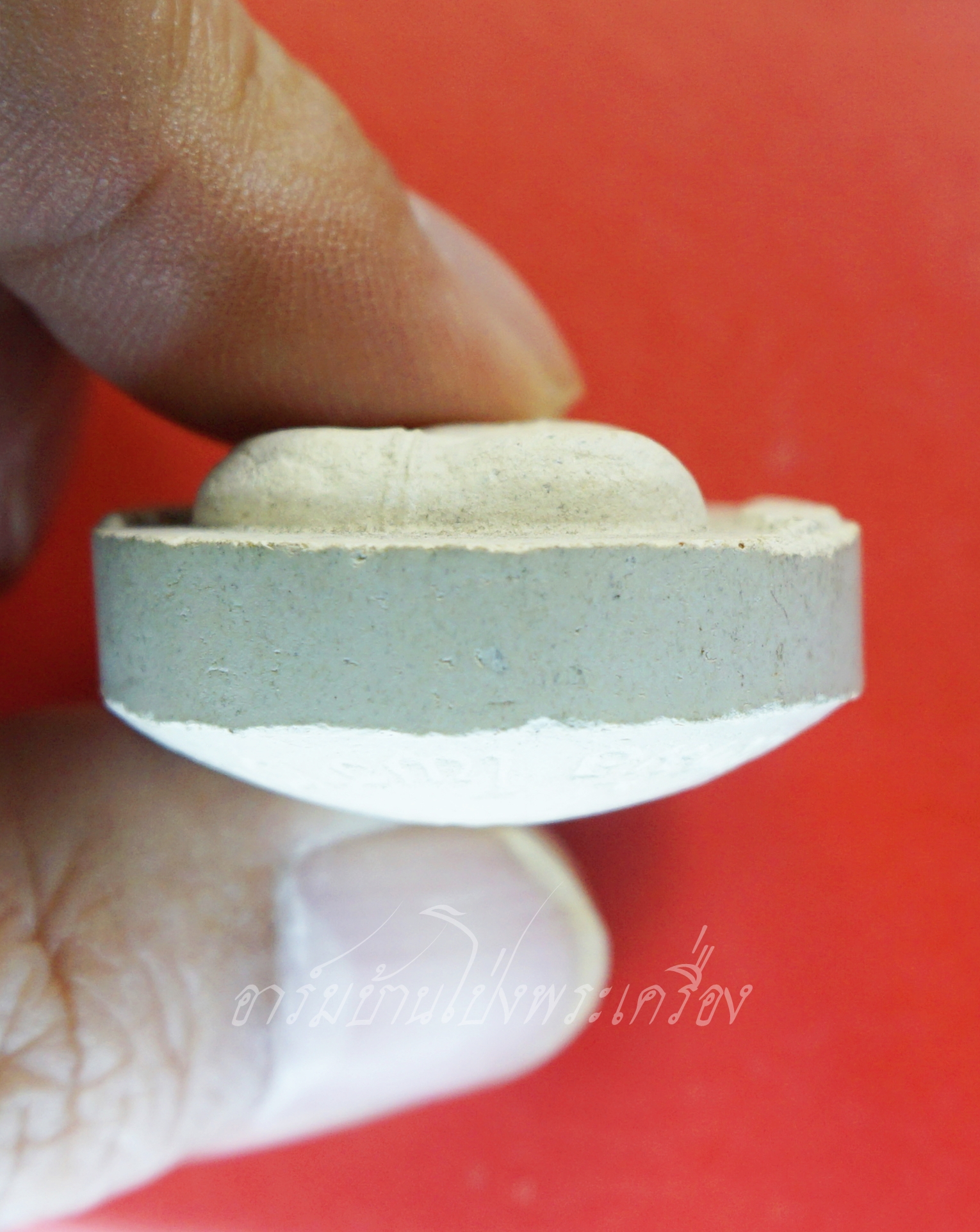 หลวงพ่อสง่า วัดบ้านหม้อ ปิดตา กนกข้าง เนื้อผงสีขาว มีจาร(องค์ที่1)