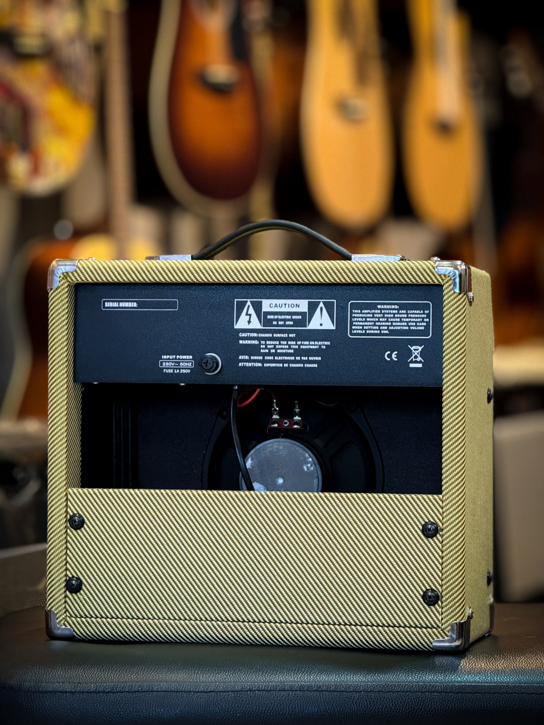 Penny Dollar ตู้แอมป์กีต้าร์ไฟฟ้า รุ่น PA-15 ขนาด 15 วัตต์ ฟรีสายแจ็ค