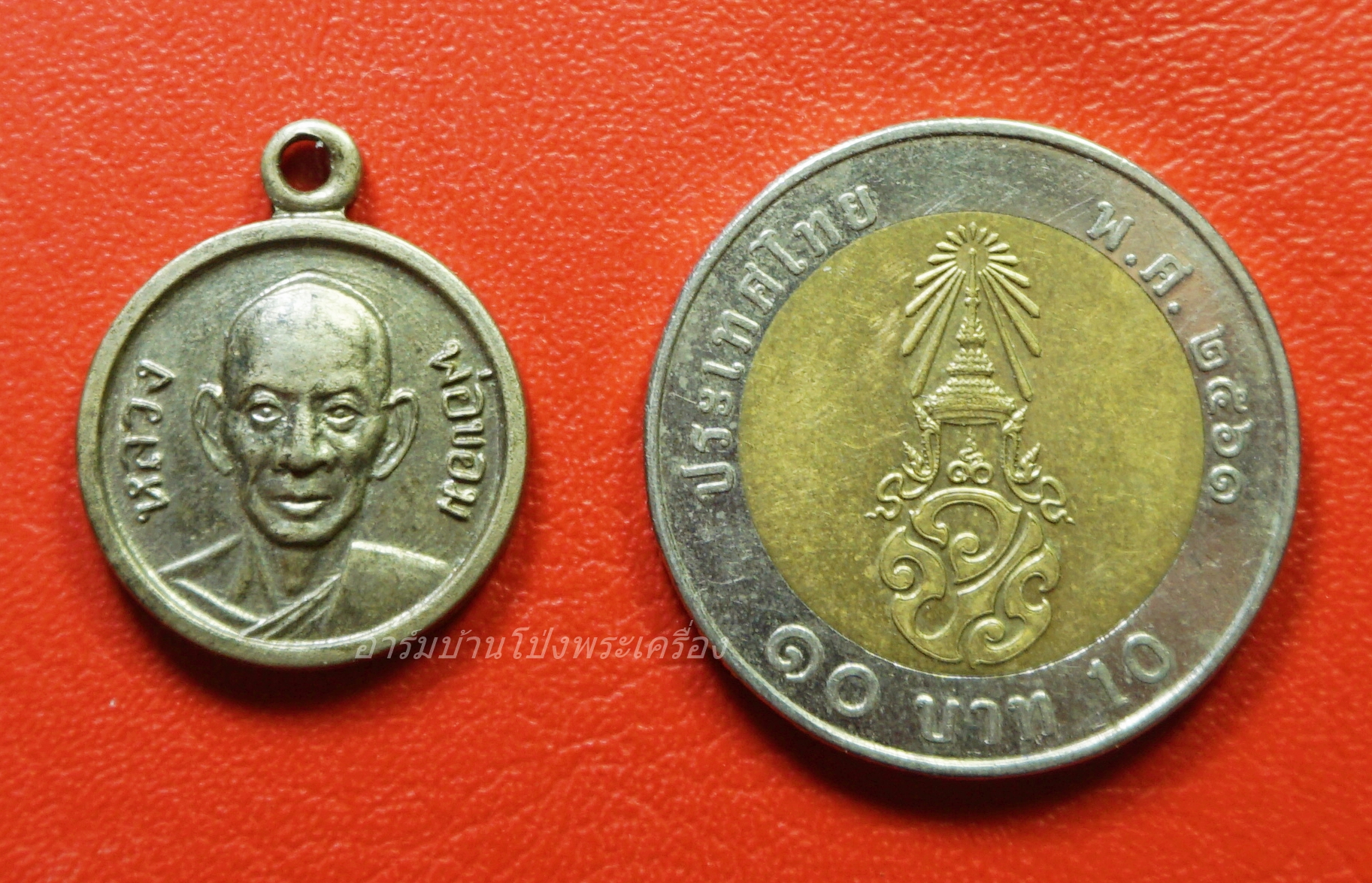 หลวงพ่อขอม วัดไผ่โรงวัว หลังพระประจำวันพฤหัสบดี เนื้อกะไหล่เงิน(องค์ที่1)