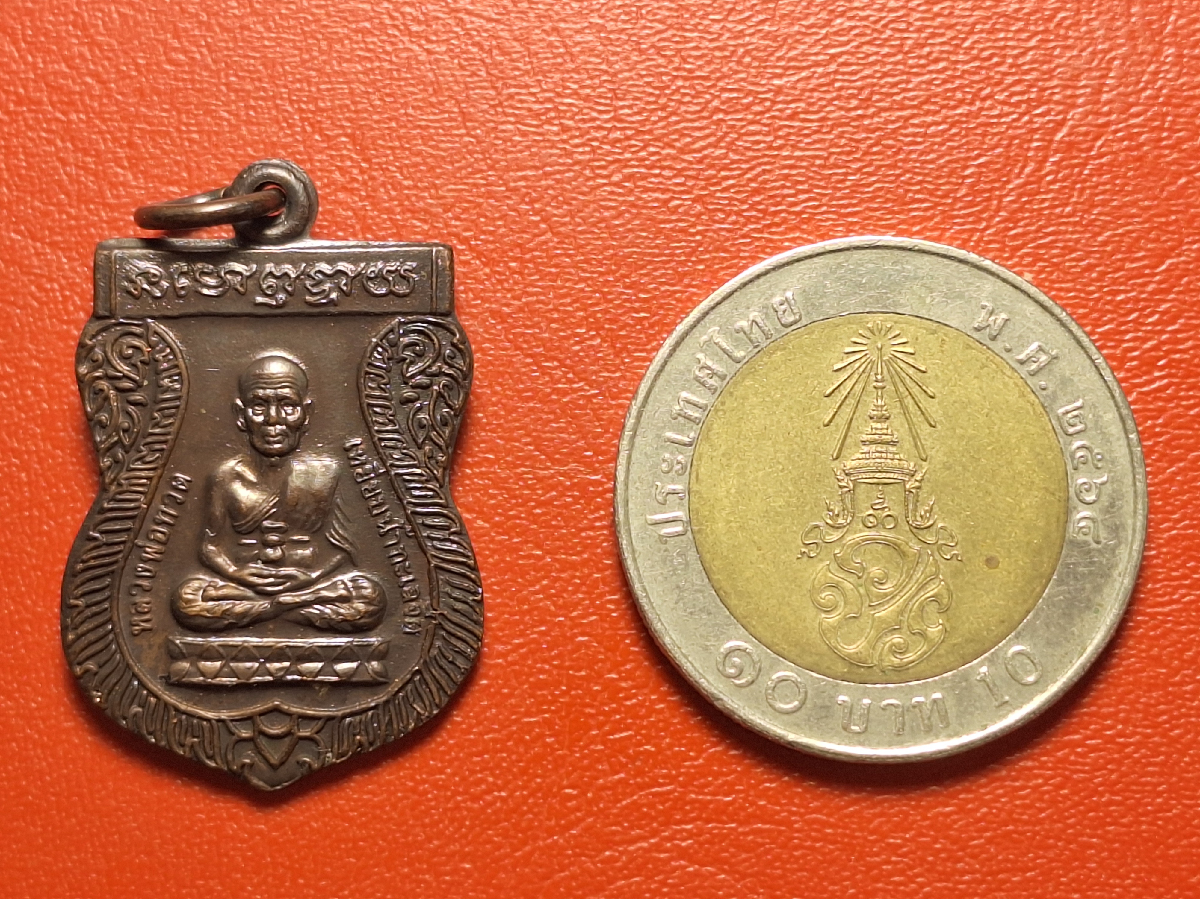 หลวงปู่ทวด วัดช้างให้ หลัง หลวงปู่ทิม เหรียญเสมา ปี๒๕๕๓ เนื้อทองแดรมดำ(องค์ที่1)