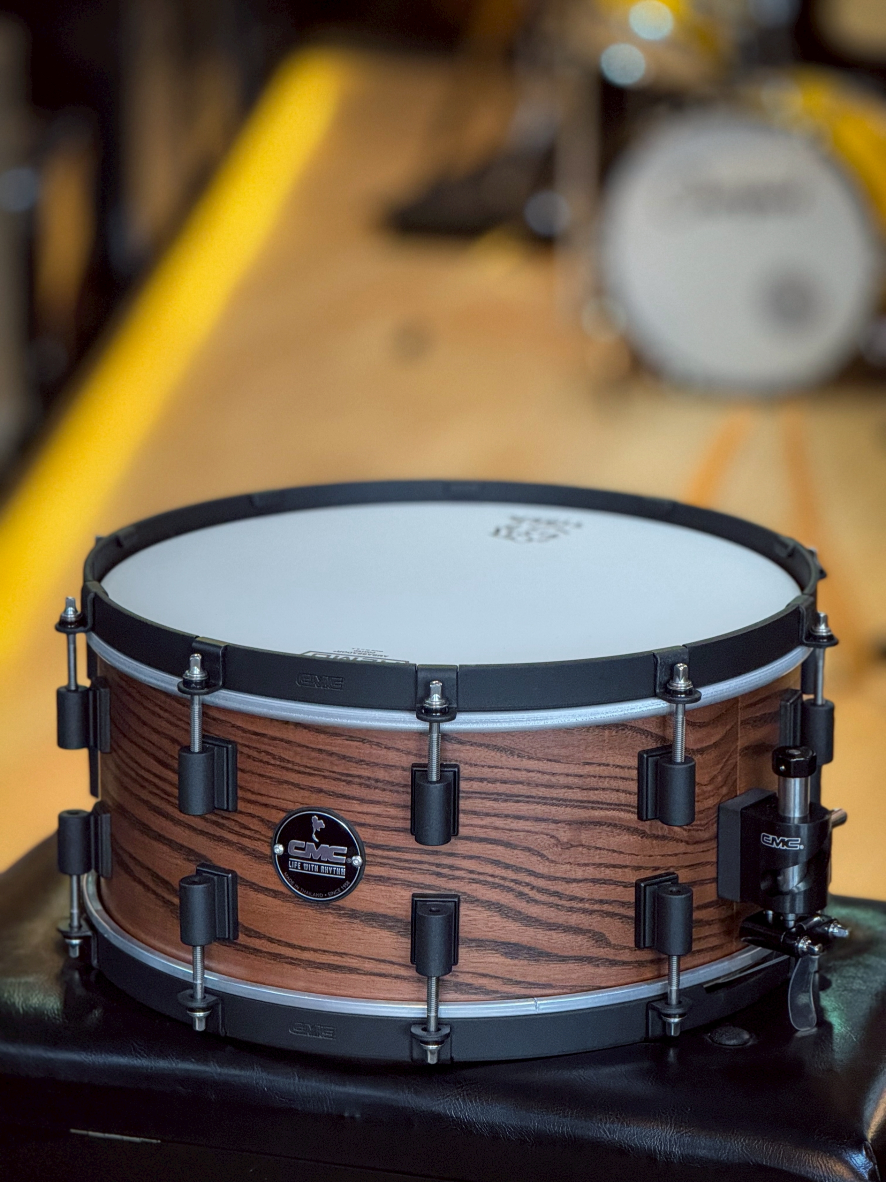 กลองสแนร์ CMC รุ่น Tiger Maple x Ass BRWN (Blacksand Hardware)