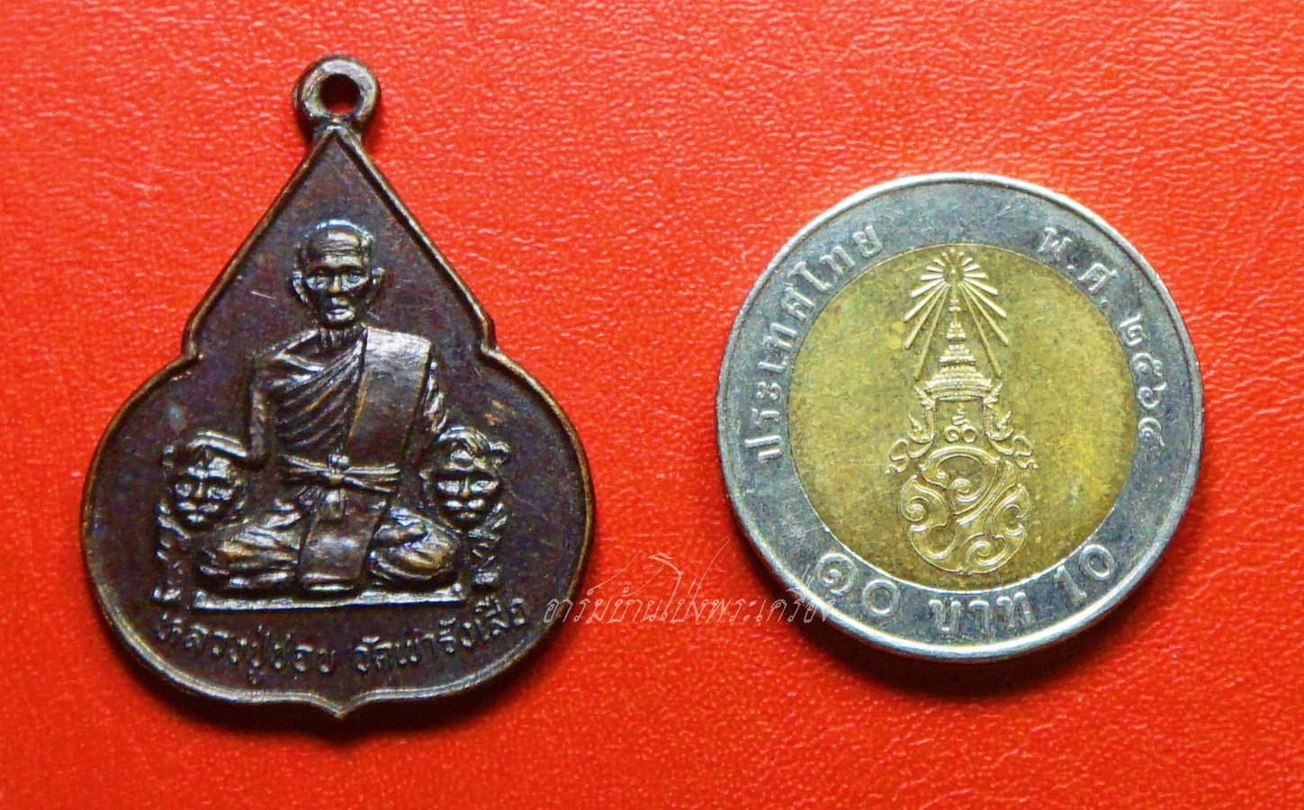 หลวงปู่ชอบ วัดเขารังเสือ รุ่นฉลองอายุ๗รอบ จับหัวเสือ เนื้อทองแดง(องค์ที่7)