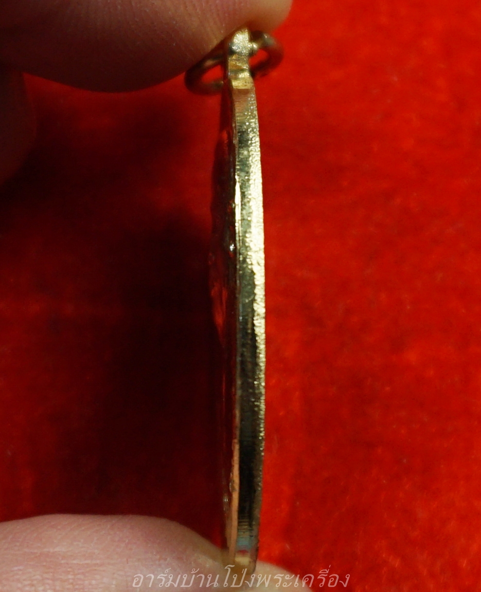 หลวงพ่อยะ วัดท่าข้าม รุ่นเจ้าสัว ปี๒๕๓๕ เนื้อกะไหล่ทอง(องค์ที่5)