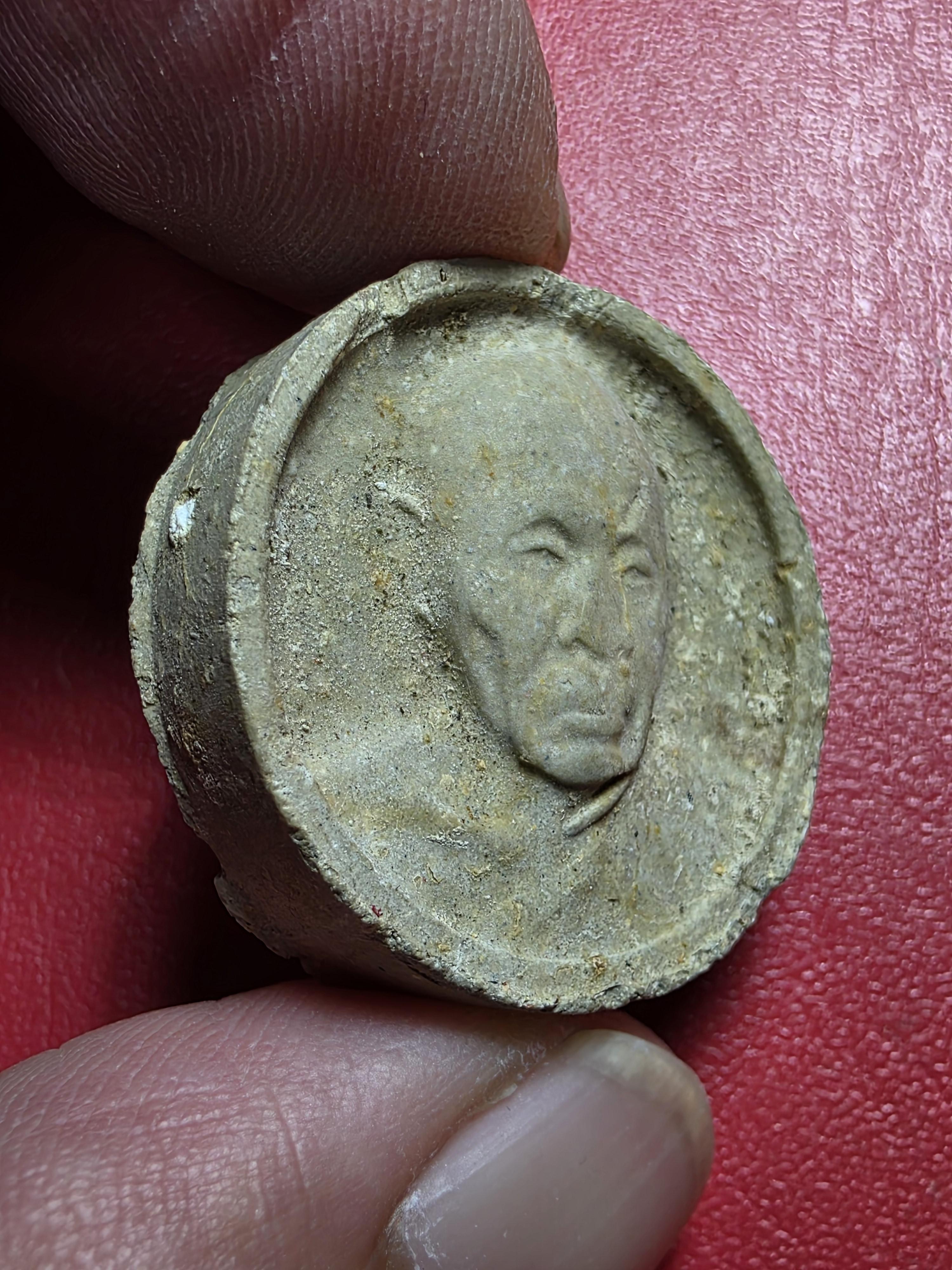 พระผงจันทร์ลอย หลังยันต์ หลวงปู่แผ้ว ปวโร วัดรางหมัน จ.นครปฐม(องค์ที่2)