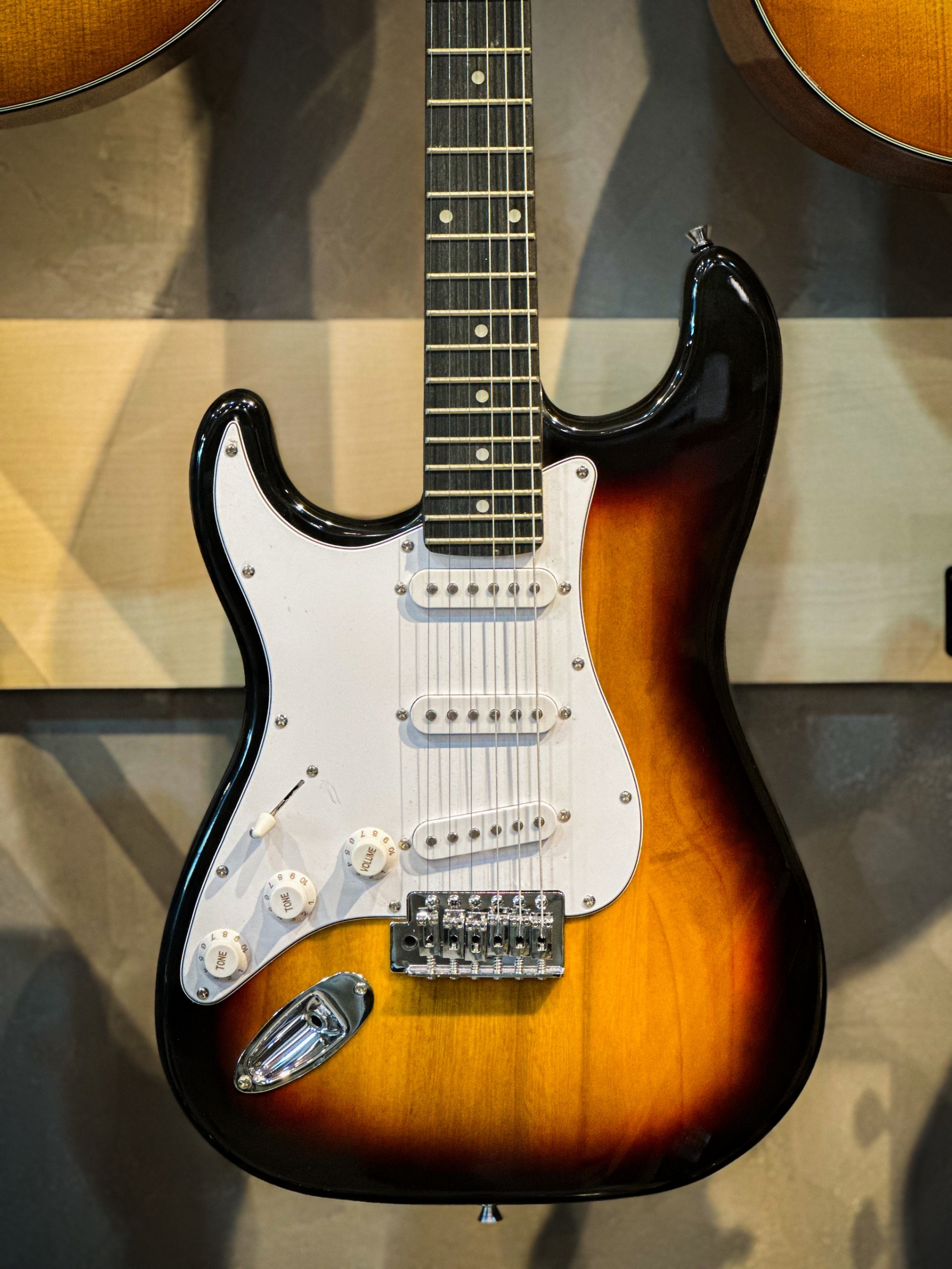 กีต้าร์ไฟฟ้า Smiger สำหรับมือซ้าย ปิ๊กอัพ SSS Guitat Left ทัชชิ่งดี จับง่าย พร้อม กระเป๋า ปิ๊ก2อัน สายแจ็ค