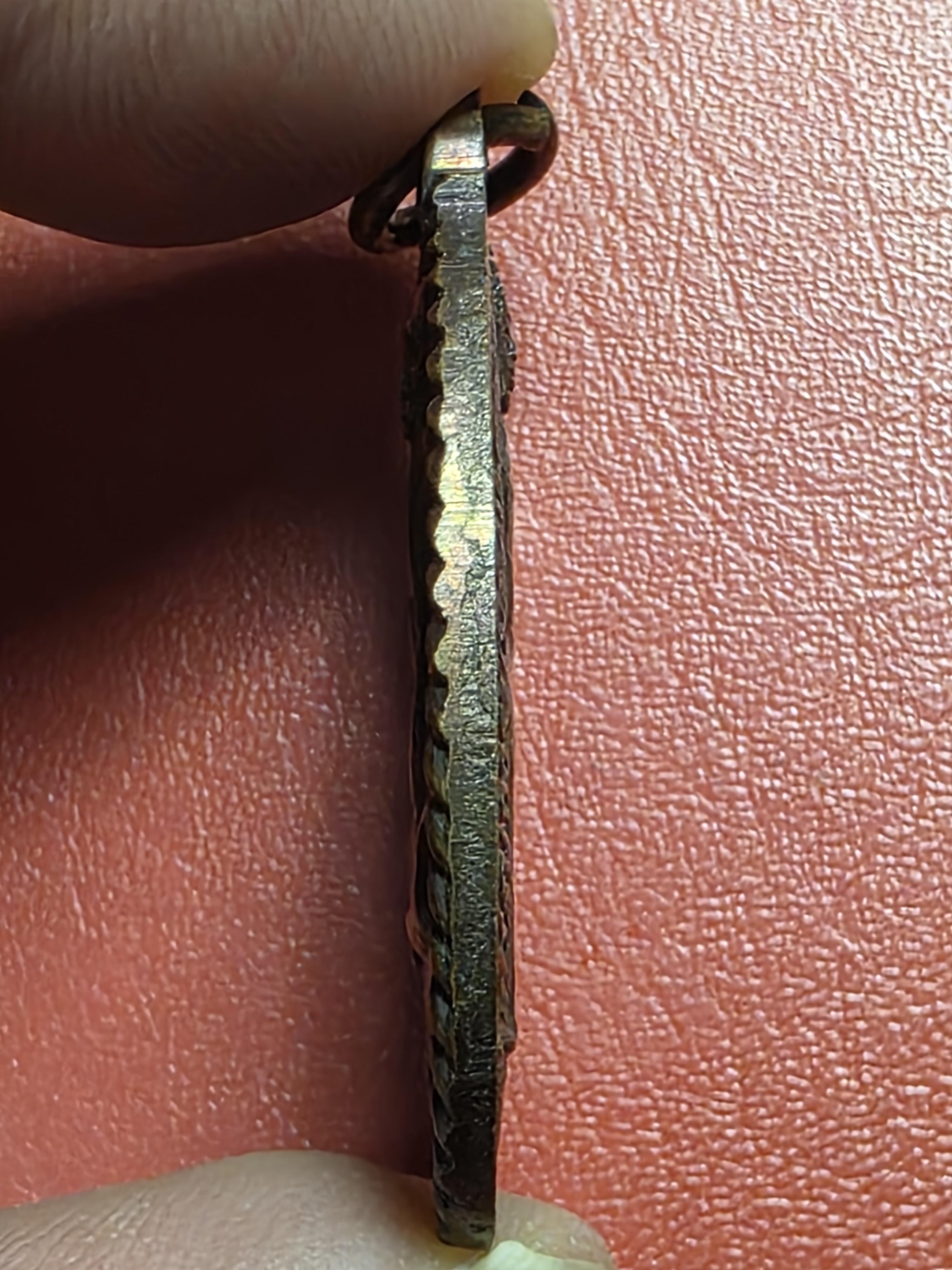 หลวงพ่อถมยา พรหมโชโตภิกขุ วัดถ้ำเขางู ด้านหลังสิงห์ขร รุ่นแรก เนื้อทองแดงรมดำ(องค์ที่4)