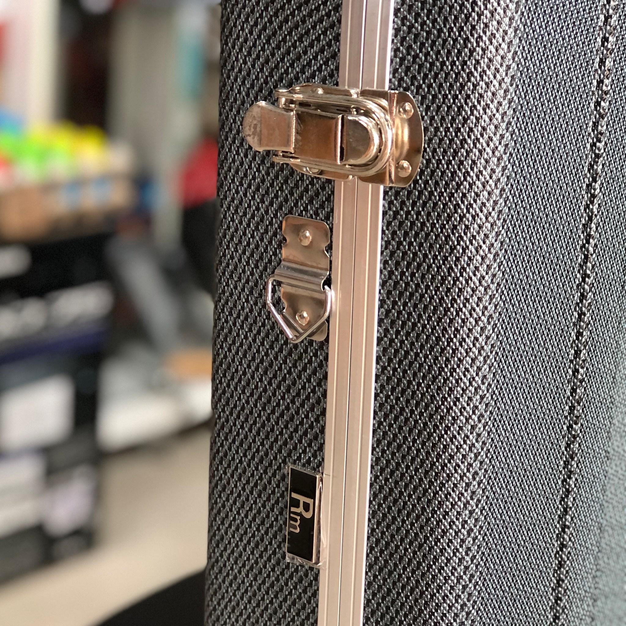 Real Mission ฮาร์ดเคสกีตาร์ไฟฟ้า พรมน้ำเงิน ตัวล็อคแน่นหนา วัสดุแข็งแรง ใส่ได้ทุกทรง