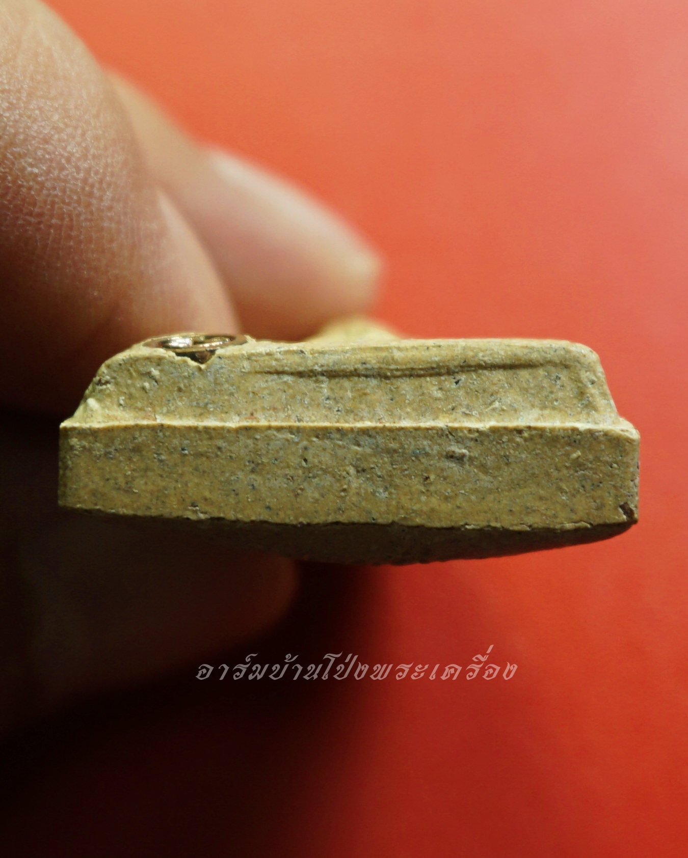 หลวงปู่แผ้ว ปวโร วัดรางหมัน โภคทรัพย์ พิมพ์เตารีด เนื้อผงพุทธคุณ มีโค๊ตตัว"นะ"ทองแดงฝั่งอยู่ที่ฐาน(องค์ที่1)