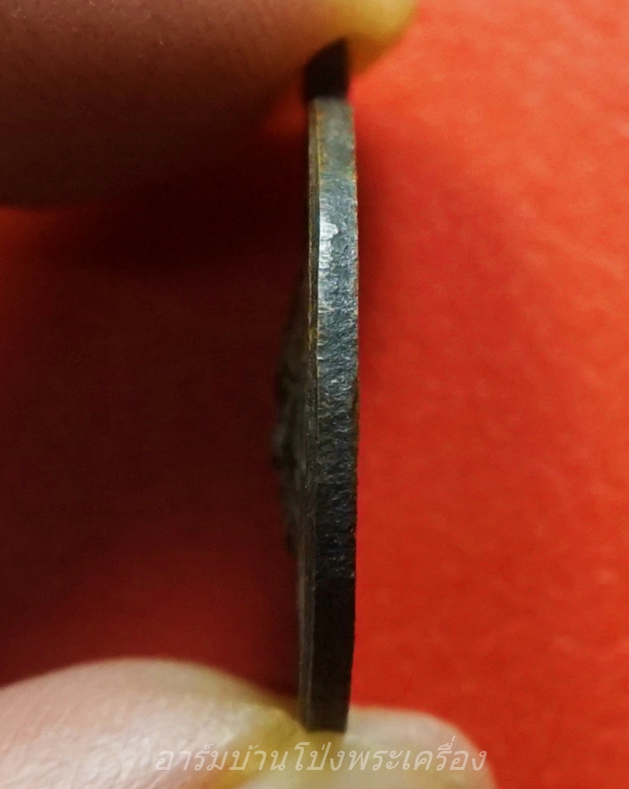 หลวงพ่อเปลี่ยน วัดใต้ จ.กาญจนบุรี เหรียญกลมเล็ก เนื้อทองแดงรมดำ(องค์ที่1)