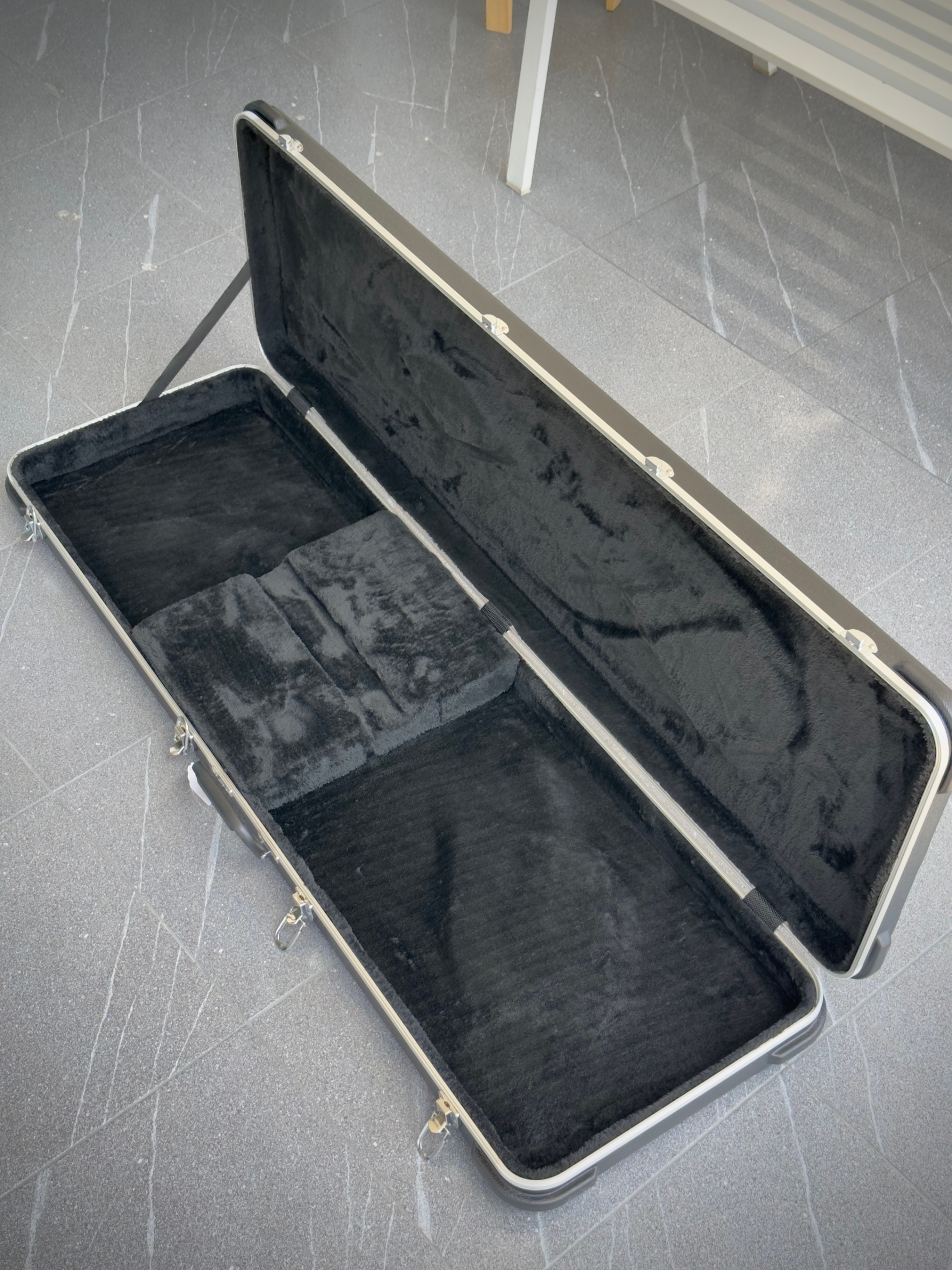 Bass Hard case GRB-EABS ฮาร์ดเคสเบสไฟฟ้า พรมดำ เหลี่ยม งานไฟเบอร์ ล๊อคได้ แข็งแรง ทนทาน