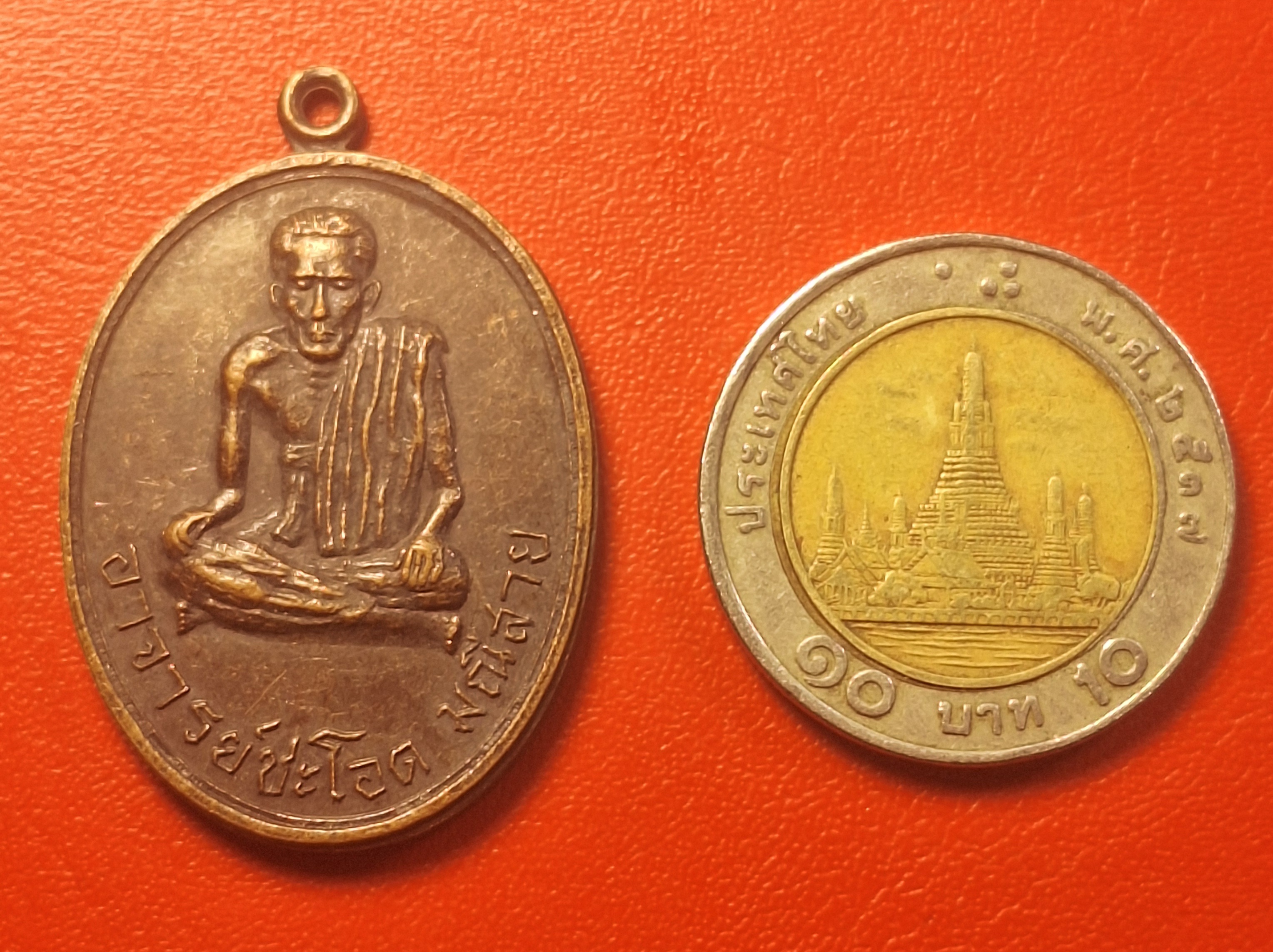 อาจารย์ชะโอด มณีสาย หลัง ไก่ชน ปี๒๕๒๔ ที่ระลึกครบรอบ๕๐ปี เนื้อทองแดง(องค์ที่1)