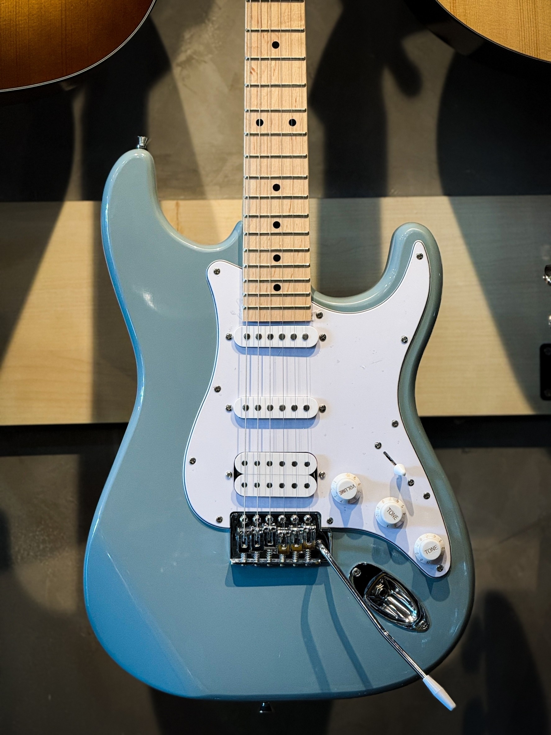 กีต้าร์ไฟฟ้า Fusion ST-SSH-F ปิ๊กอัพ HSS มีเซตแอมป์ 10 วัตต์ - ฟรี กระเป๋า ปิ๊ก4อัน ใบคอร์ด ประแจ สายแจ็ค