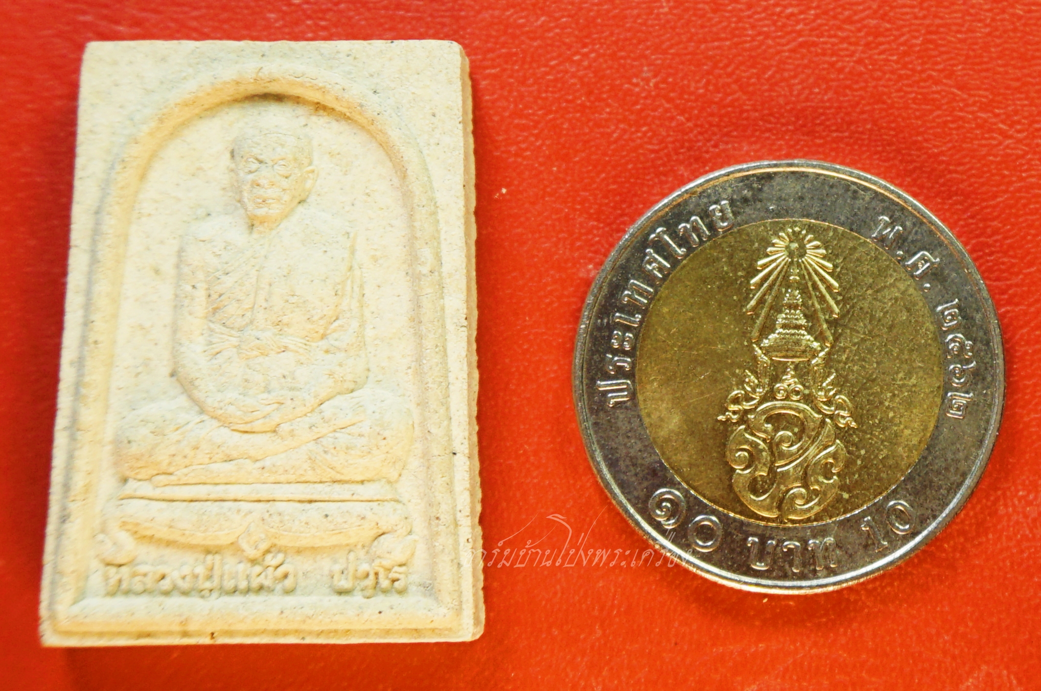 หลวงปู่แผ้ว ปวโร วัดหนองพงนก ที่ฤาฤกษ์ผูกพัทสีมา ปี๒๕๔๗ เนื้อผงนั่งเต็มองค์หลังยันต์(องค์ที่5)