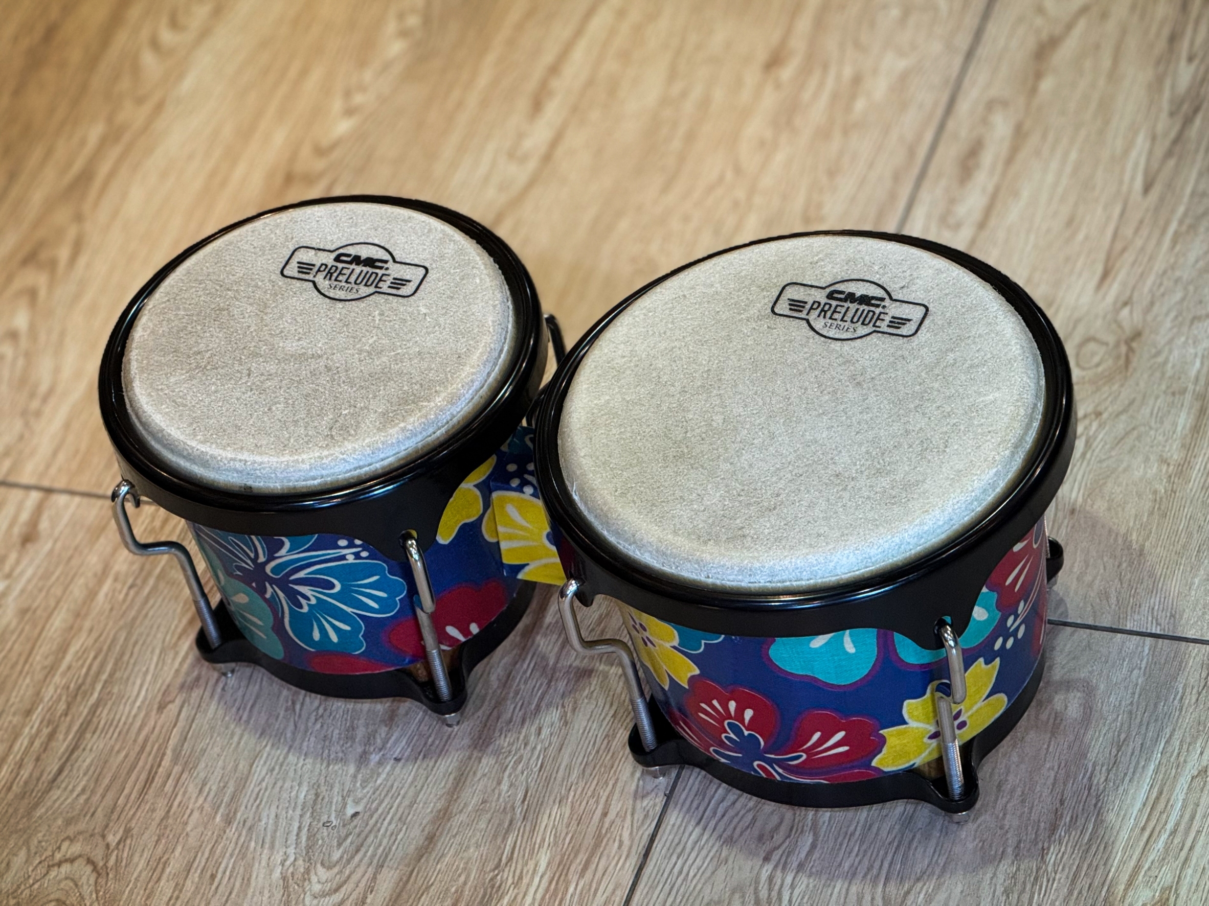 กลองบองโก้ CMC CM404 ลายดอกฟ้า 072 อะไหล่ดำ พร้อมขาตั้ง