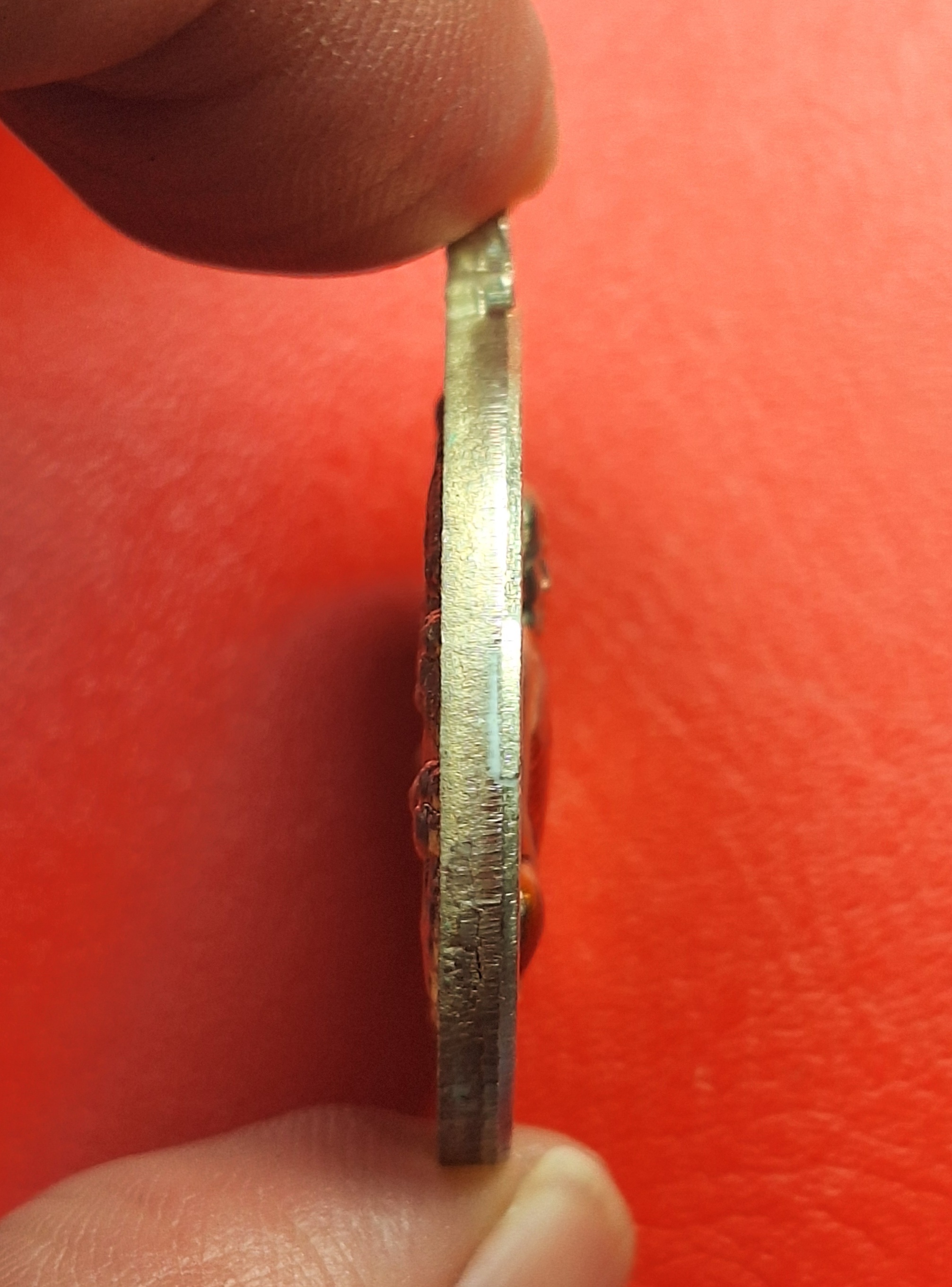 หลวงพ่อพัฒน์ วัดห้วยด้วน จ.นครสวรรค์ รุ่นจิ๊กโก๊ปากน้ำโพธิ์ พิมพ์เล็ก เนื้ออัลปาก้า เลข๔๑๐๕ ลงยาขาว น้าแอ๊ดคาราบาวจัดสร้าง(องค์ที่4)