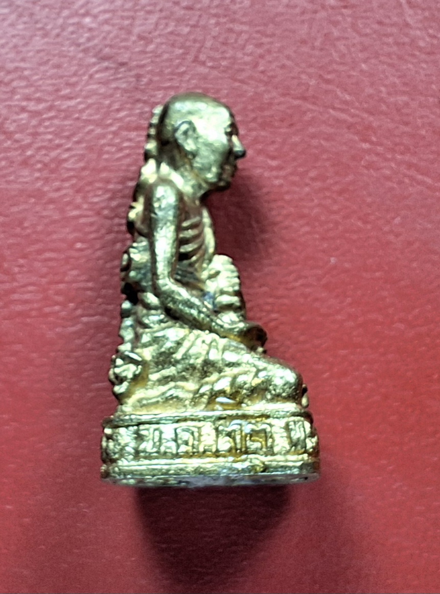 หลวงพ่อแดง วัดเขาบันไดอิฐ จ.เพชรบุรี พิมพ์คุกเข่า ปี๒๕๓๓ เนื้อกะไหล่ทอง(องค์ที่1)