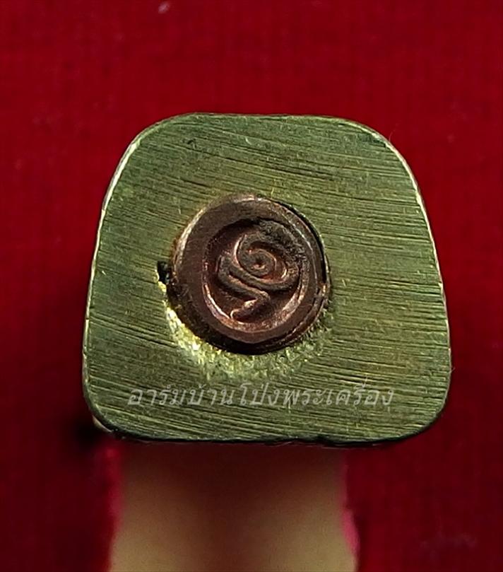 หลวงปู่แผ้ว วัดกำแพงแสน รูปหล่อ รุ่นสอง ไม่รัดประคต เนื้อฝาบาตร(องค์ที่1)