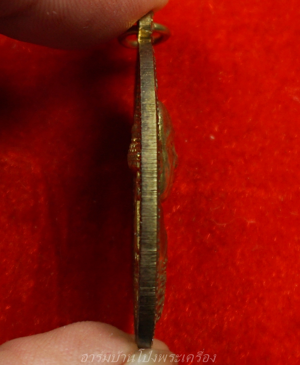 หลวงปู่แผ้ว วัดรางหมัน ใบขี้เหล็กหลวง สธ ปี๒๕๕๖ เนื้อฝาบาตร เลขสวย 3 ตัว หมายเลข 505(องค์ที่1)