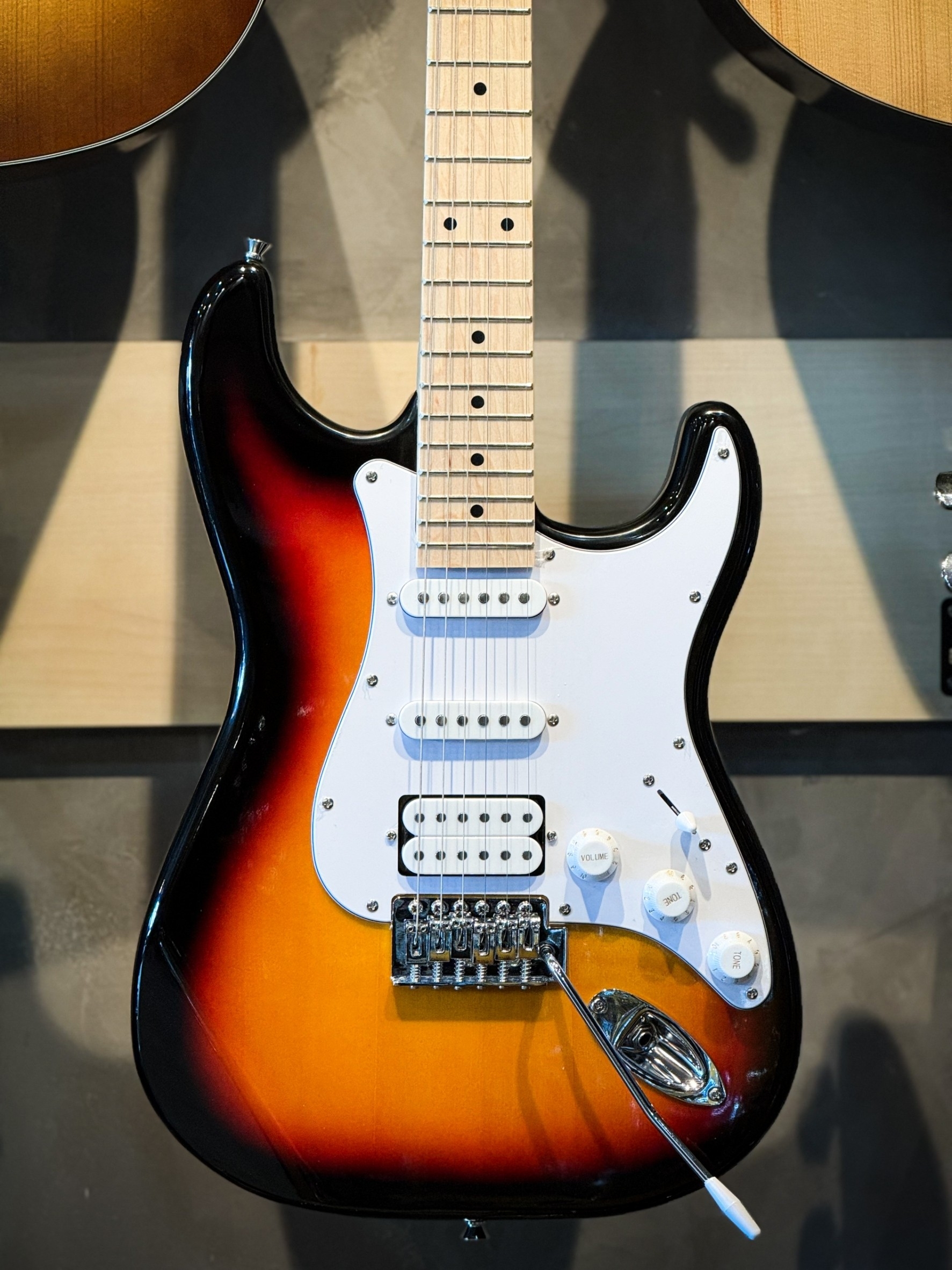 กีต้าร์ไฟฟ้า Fusion ST-SSH-F ปิ๊กอัพ HSS มีเซตแอมป์ 10 วัตต์ - ฟรี กระเป๋า ปิ๊ก4อัน ใบคอร์ด ประแจ สายแจ็ค