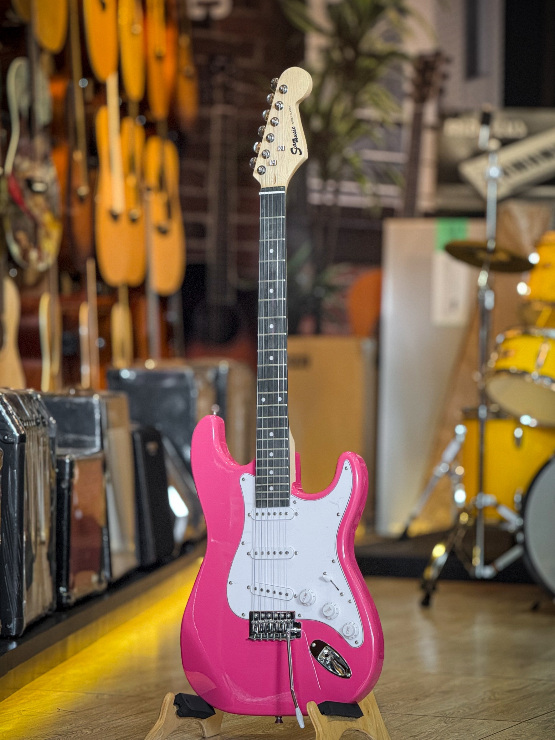 Siam Music กีต้าร์ไฟฟ้า ST-111 SSS PK สีชมพู เลือกเซตแอมป์ได้ พร้อม ปิ๊ก2อัน สายแจ็ค คันโยก ประแจ